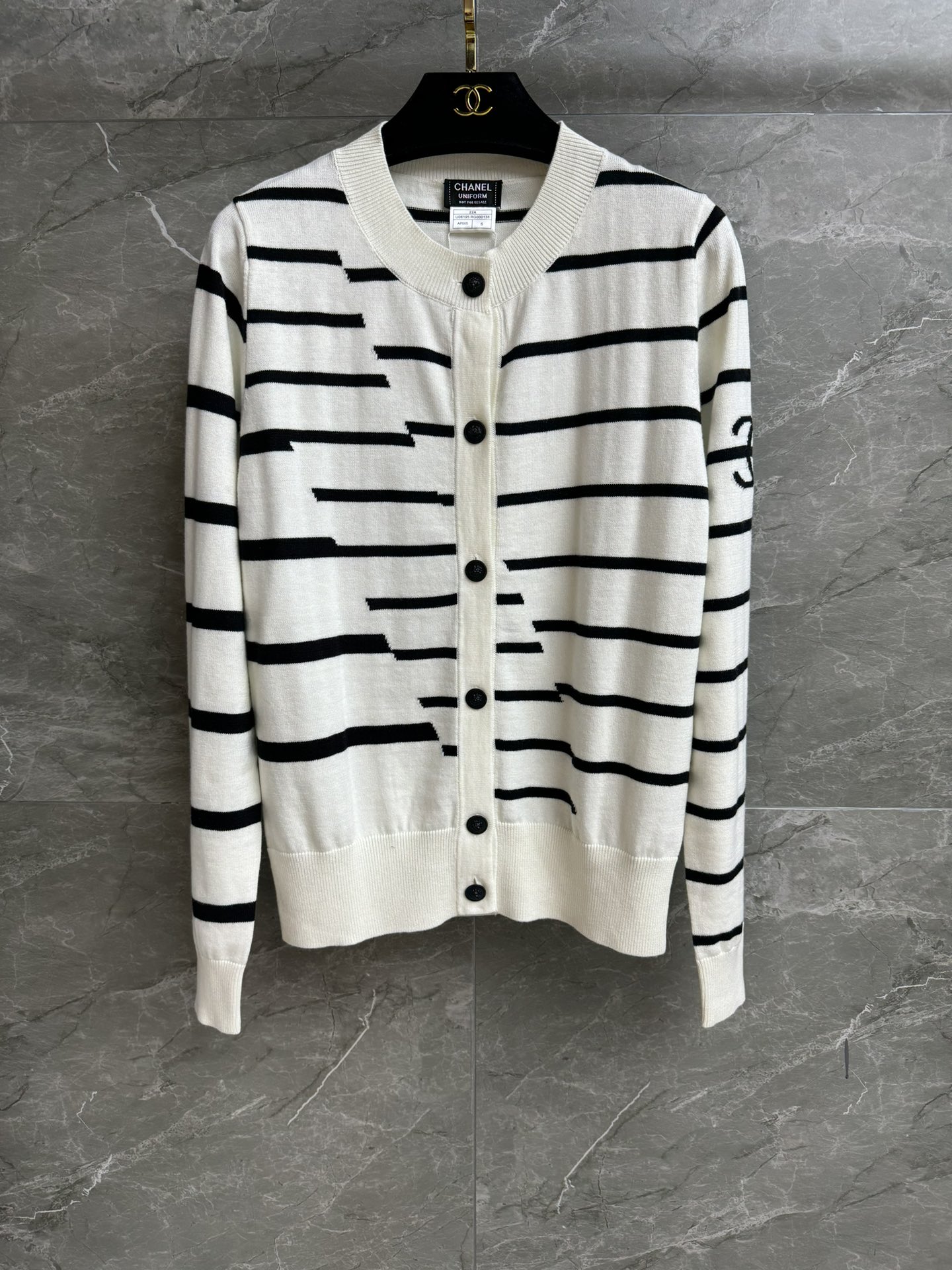 NO:467628,New models in early autumn are available. Xiangjia striped knitted cardigan. Middle-aged series. Round neck single-breasted design. Irregular stripes. Double C pattern embellishment of sleeves. Casual and simple and high-end. Wool-blend knitted fabric. Light, comfortable and skin-friendly. Normal style. Slim and temperament on the upper body. Full trademark. Size sml, chanel, alexander wang.19860909早秋新款上新啦 香家条纹针织开衫 中古系列 圆领单排扣设计 不规则条纹 袖子双C图案点缀 休闲简约高级 羊毛混纺针织面料 轻薄舒适亲肤 正常版型 上身显瘦又气质 商标齐全 尺码sml,,chanel,alexander wang,Women's clothing