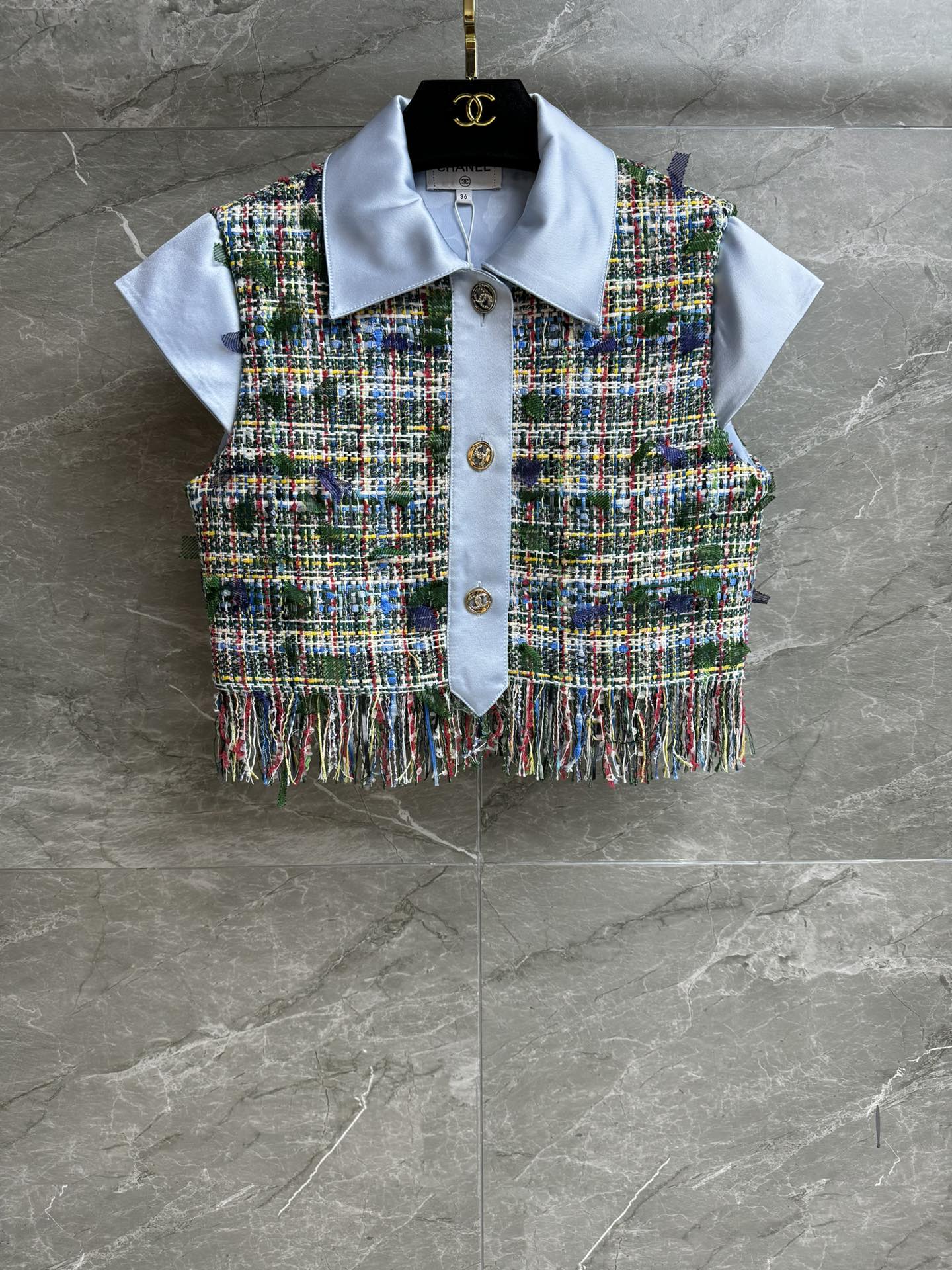 NO:467642,New models in early autumn are available. Xiangjia tassel short-sleeved vest. Middle-aged series. Satin splicing design. Blue and green wool wool wool trim. Fashionable personality. Custom woven wool fabric. Rich texture. Short style. The upper body looks slim and versatile. Full trademark. Size SML, chanel, T-shirt, alexander wang.19860909早秋新款上新啦 香家流苏短袖马甲 中古系列 缎面拼接设计 蓝绿彩呢编织流苏饰边 时髦个性 定制编织软呢面料 肌理感丰富 短款版型 上身显瘦又百搭 商标齐全 尺码SML,,chanel,T-shirt,alexander wang,Women's clothing