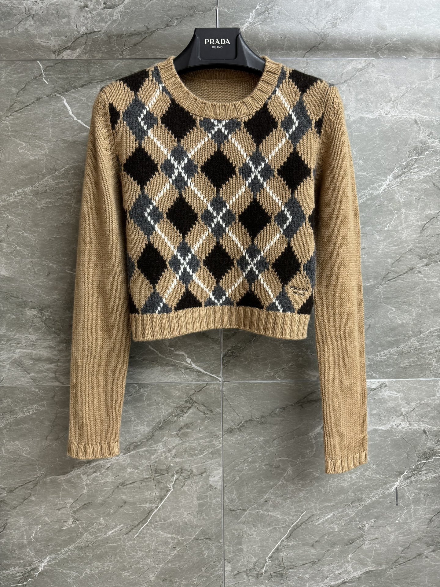 NO:469012,New early autumn style is available. P home diamond lattice short sweater. 2025 early autumn series. Round neckline design. Coffee color lattice color matching. Alphabet logo embroidery embroidery. Retro and fashionable. Cashmere knitted fabric. Soft and delicate. Short style. The upper body looks slim and versatile. Full trademark. Size SML,,sweaters,alexander wang.19860909早秋新款上新啦 P家菱格短款毛衣 2025早秋系列 圆领领口设计 咖色菱格纹配色 字母logo刺绣点缀 复古时髦 羊绒针织面料 手感柔软细腻 短款版型 上身显瘦又百搭 商标齐全 尺码SML,,sweaters,alexander wang,Women's clothing