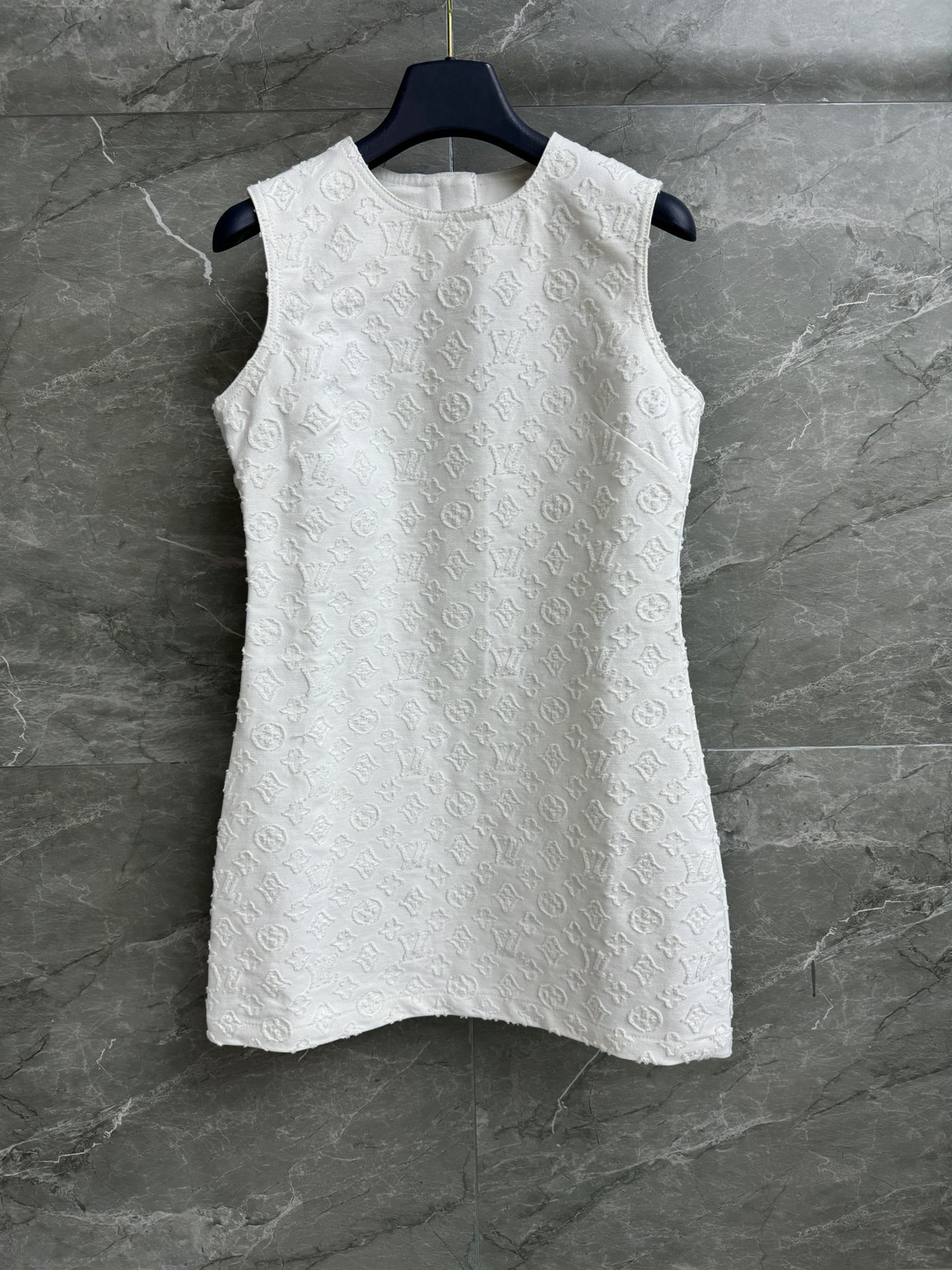 NO:470639,New models for early autumn are available. L home jacquard denim dress. 2025 early autumn series. Round neck sleeveless design. Tassel leather zipper embellishment. Burning flower logo jacquard pattern. Full of high-end feel. Customized washing denim fabric. Comfortable and crisp. A-line skirt style. Slim and temperament. Full trademark. Size SML,,louis vuitton, skirts, alexander wang.19860909早秋新款上新啦 L家提花牛仔连衣裙 2025早秋系列 圆领无袖设计 后背流苏皮革拉链点缀 烧花logo提花图案 满满的高级感 定制水洗牛仔面料 舒适挺括 A字裙版型 上身显瘦又气质 商标齐全 尺码SML,,louis vuitton,skirts,alexander wang,Women's clothing