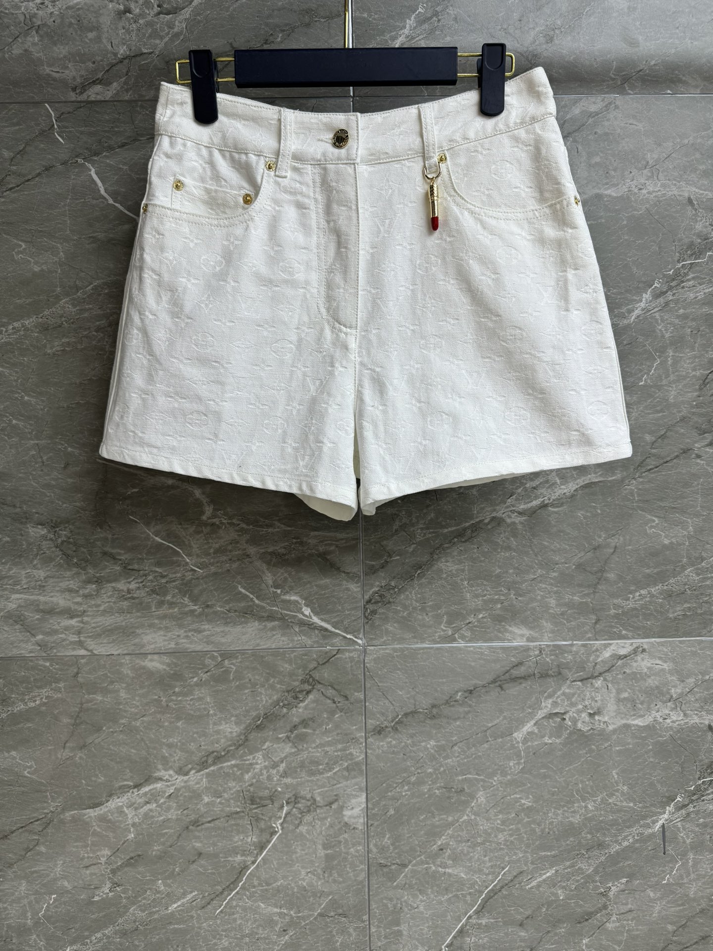 NO:479832,New models for early autumn are available!  L's white presbyterian shorts 2025 early autumn series Small lipstick pendant decoration Classic presbyterian embossed pattern Low-key luxury Full high-end sense Customized denim jacquard fabric Comfortable and crisp High-waisted shorts style Top body looks slim and versatile Full trademark Size SML,,louis vuitton, shorts,alexander wang19860909早秋新款上新啦！ L家白色老花短裤 2025早秋系列 小口红吊坠装饰 经典老花压花图案 低调奢华 满满高级感 定制牛仔提花面料 舒适挺括 高腰短裤版型 上身显瘦又百搭 商标齐全 尺码SML,,louis vuitton,shorts,alexander wang,Women's clothing