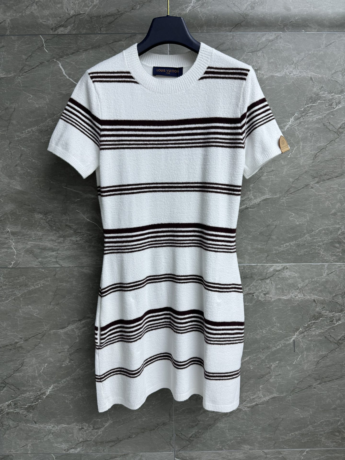 NO:470700,New styles for early autumn are available. L family striped knitted dress. 2025 early autumn series. Round neck ribbed neckline. Leather logo logo decorative cuffs. Striped color matching. Casual and fashionable. Custom knitted fabric. Soft and comfortable. Slim A-line skirt style. Slim and temperament. Full trademark. Size SML,,louis vuitton, skirts, alexander wang.19860909早秋新款上新啦 L家条纹针织连衣裙 2025早秋系列 圆领罗纹领口 皮质logo徽标装饰袖口 条纹配色休闲时髦 定制针织面料 柔软舒适 修身A字裙版型 上身显瘦又气质 商标齐全 尺码SML,,louis vuitton,skirts,alexander wang,Women's clothing