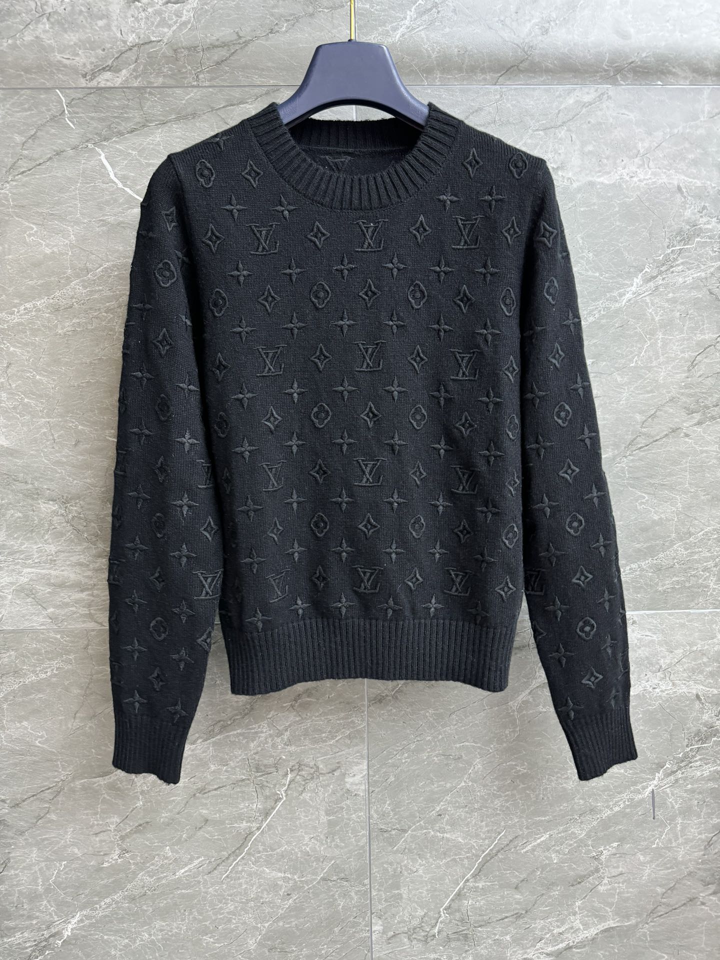 NO:470717,New early autumn styles are shipped. L family presbyterian embroidered sweater. 2025 early autumn series. Round neck ribbed neckline. Exquisite three-dimensional logo embroidery pattern. Full of high-end feel. Custom knitted fabric. Warm and comfortable. Normal style. Slim and temperament on the upper body. Full trademark. Size SML,,louis vuitton,sweaters,alexander wang.19860909早秋新款出货啦 L家老花刺绣毛衣 2025早秋系列 圆领罗纹领口 精致立体的logo刺绣图案 满满高级感 定制针织面料 保暖舒适 正常版型 上身显瘦又气质 商标齐全 尺码SML,,louis vuitton,sweaters,alexander wang,Women's clothing