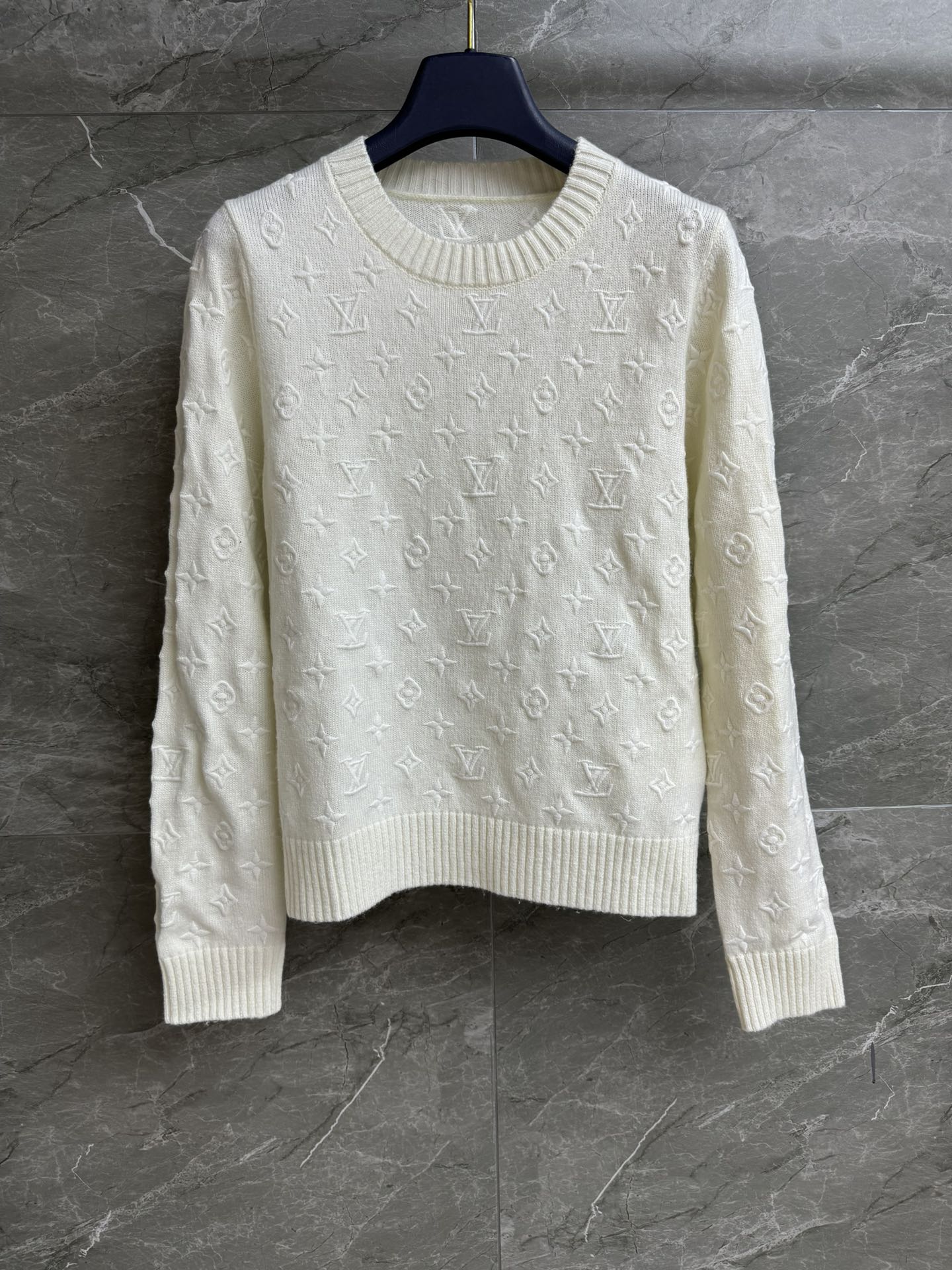 NO:470726,New early autumn styles are shipped. L family presbyterian embroidered sweater. 2025 early autumn series. Round neck ribbed neckline. Exquisite three-dimensional logo embroidery pattern. Full of high-end feel. Custom knitted fabric. Warm and comfortable. Normal style. Slim and temperament on the upper body. Full trademark. Size SMl,,louis vuitton,sweaters,alexander wang.19860909早秋新款出货啦 L家老花刺绣毛衣 2025早秋系列 圆领罗纹领口 精致立体的logo刺绣图案 满满高级感 定制针织面料 保暖舒适 正常版型 上身显瘦又气质 商标齐全 尺码SMl,,louis vuitton,sweaters,alexander wang,Women's clothing