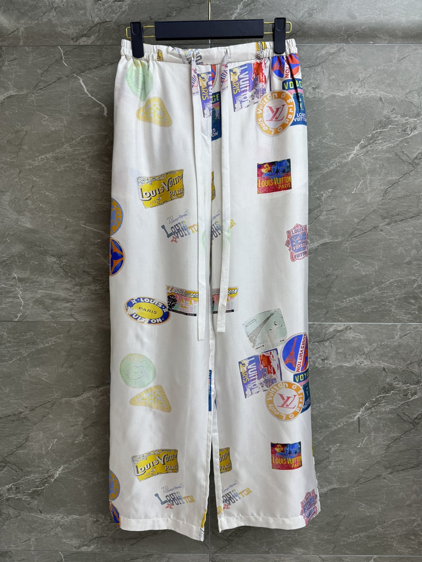 NO:470735,New summer models are shipped. L-home printed silk trousers. Spring and summer series. Waist elastic strap design. Classic dark pattern presbyopia and colorful badge printing patterns. Fashionable and high-end customized silk fabric. Comfortable and skin-friendly. Loose style. Not to be picked. Full trademark. SML,,louis vuitton, real silk,alexander wang.19860909夏季新款出货啦 L家印花真丝长裤 2025春夏系列 腰头松紧绑带设计 经典暗纹老花搭配彩色徽章印花图案 时髦高级 定制真丝面料 舒适亲肤 宽松版型 不挑人穿 商标齐全 尺码SML,,louis vuitton,real silk,alexander wang,Women's clothing