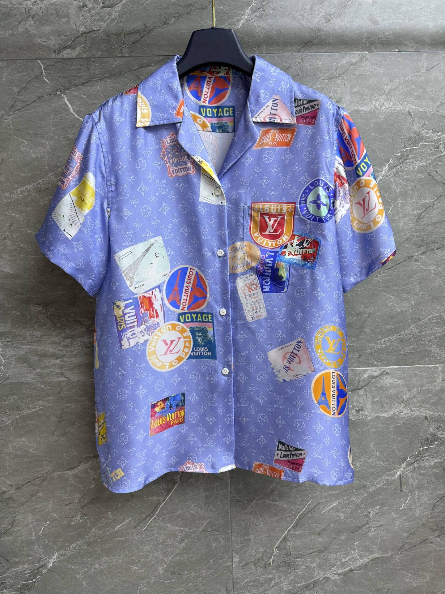 NO:470762,New summer models are shipped. L-home printed short-sleeved shirt. Spring and summer series. Lapel short-sleeved design. Classic dark pattern presbyterian match with colorful badge printing patterns. Casual and fashionable. Customized silk fabric. Comfortable and skin-friendly. Loose style. Not to be picked. Full trademark. SML,,louis vuitton, T-shirt, real silk, alexander wang.19860909夏季新款出货啦 L家印花短袖衬衣 2025春夏系列 翻领短袖设计 经典暗纹老花搭配彩色徽章印花图案 休闲时髦 定制真丝面料 舒适亲肤 宽松版型 不挑人穿 商标齐全 尺码SML,,louis vuitton,T-shirt,real silk,alexander wang,Women's clothing