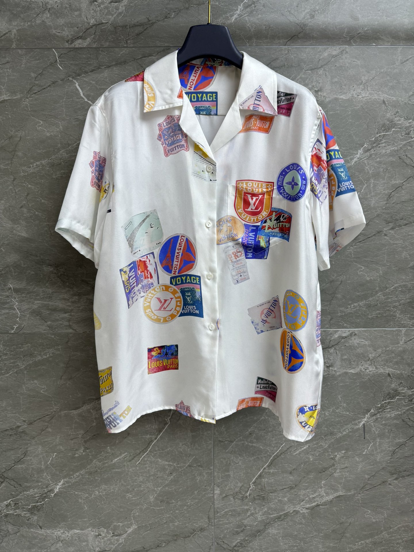 NO:470693,New summer models are shipped. L-home printed short-sleeved shirt. Spring and summer series. Lapel short-sleeved design. Classic dark pattern presbyterian match with colorful badge printing patterns. Casual and fashionable. Customized silk fabric. Comfortable and skin-friendly. Loose style. Not to be picked. Full trademark. SML,,louis vuitton, T-shirt, real silk, alexander wang.19860909夏季新款出货啦 L家印花短袖衬衣 2025春夏系列 翻领短袖设计 经典暗纹老花搭配彩色徽章印花图案 休闲时髦 定制真丝面料 舒适亲肤 宽松版型 不挑人穿 商标齐全 尺码SML,,louis vuitton,T-shirt,real silk,alexander wang,Women's clothing