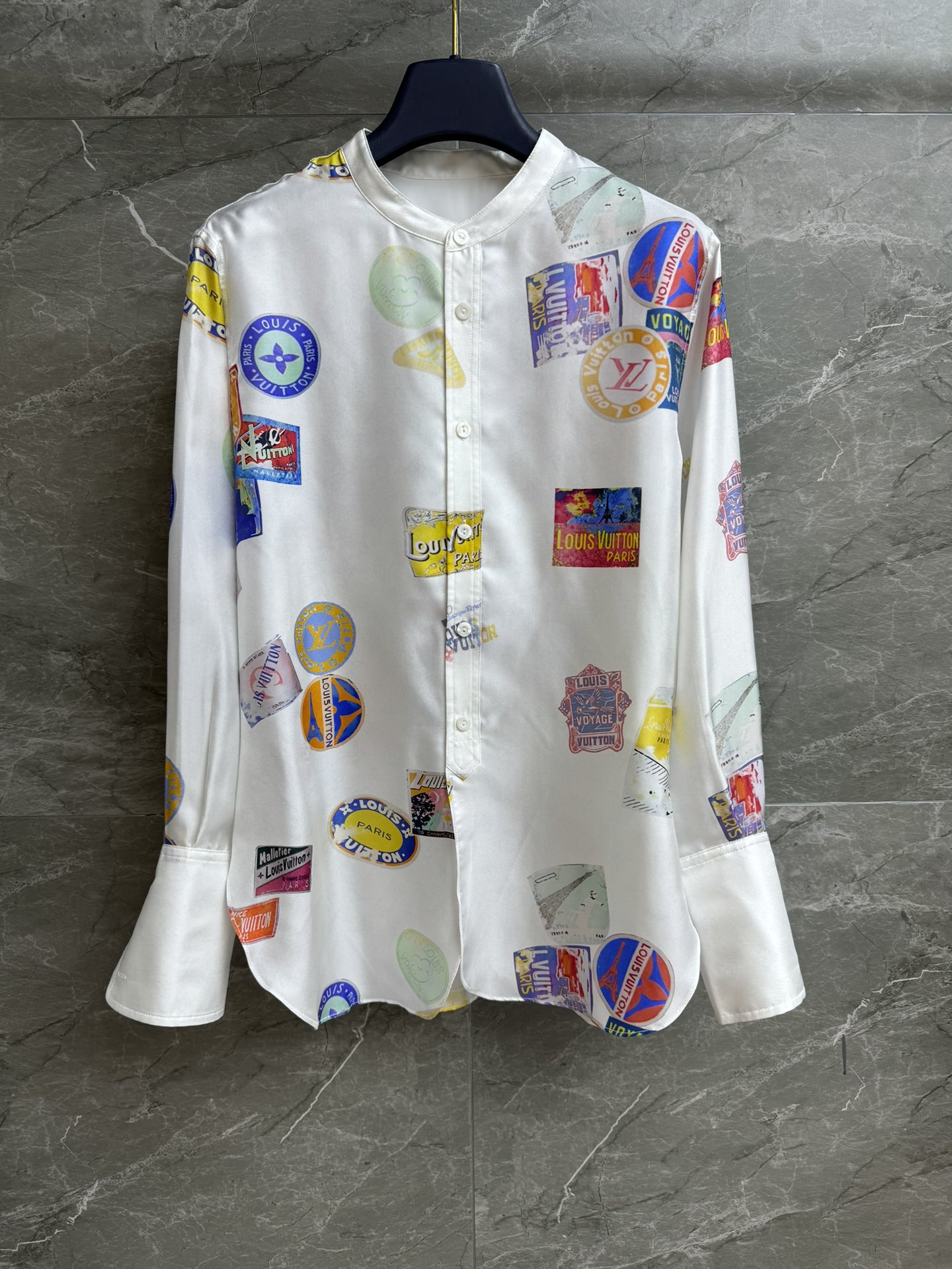 NO:470753,New summer models are shipped. L-home printed silk shirt. 2025 spring and summer series. Round neckline design. Classic dark pattern and presbyterian match with colorful badge printing patterns. Fashionable and high-end customized silk fabric. Comfortable and skin-friendly. Normal style. Slim and temperament on the upper body. Full trademark. Size SML,,louis vuitton, real silk,alexander wang.19860909夏季新款出货啦 L家印花真丝衬衣 2025春夏系列 圆领领口设计 经典暗纹老花搭配彩色徽章印花图案 时髦高级 定制真丝面料 舒适亲肤 正常版型 上身显瘦又气质 商标齐全 尺码SML,,louis vuitton,real silk,alexander wang,Women's clothing