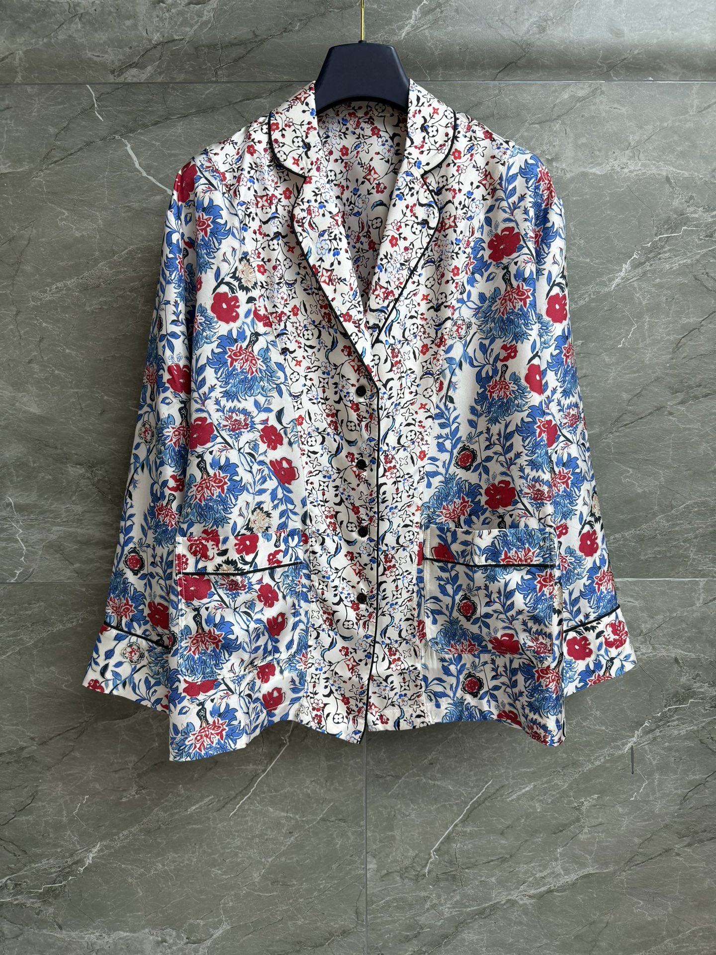 NO:470711,New summer models are shipped. L-home flower vine silk shirt. 2025 spring and summer series. Lapel single-breasted design. Romantic floral logo print. Blue and red color matching. Fashionable and fashionable. Custom silk fabric. Skin-friendly and comfortable. Very vertical. Loose style. Slim and temperament on the upper body. Full trademark. Size SML,,louis vuitton, real silk,alexander wang.19860909夏季新款出货啦 L家花藤真丝衬衣 2025春夏系列 翻领单排扣设计 浪漫花卉logo印花图案 蓝红配色时髦洋气 定制真丝面料 亲肤舒适 很有垂直感 宽松版型 上身显瘦又气质 商标齐全 尺码SML,,louis vuitton,real silk,alexander wang,Women's clothing