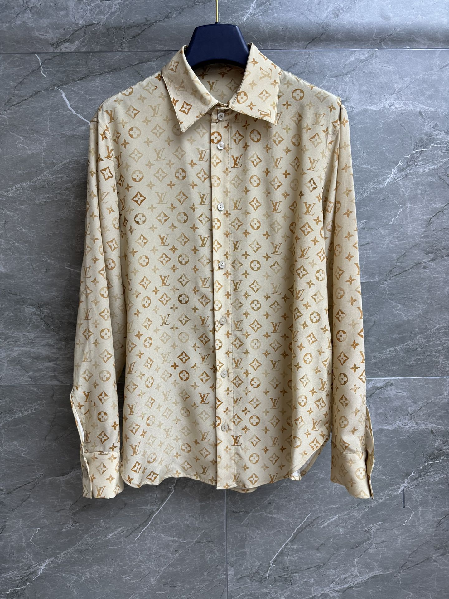 NO:470728,New early autumn style is available. L family presbyterian silk shirt. 2025 early autumn series. Lapel neckline design. Classic presbyterian printed pattern. Retro and high-end. Custom crepe silk fabric. Skin-friendly and comfortable. Super texture. Normal style. Slim and temperament on the upper body. Full trademark. Size SML,,louis vuitton, real silk,alexander wang.19860909早秋新款上新啦 L家老花真丝衬衣 2025早秋系列 翻领领口设计 经典老花印花图案 复古又高级 定制绉纱真丝面料 亲肤舒适 超有质感 正常版型 上身显瘦又气质 商标齐全 尺码SML,,louis vuitton,real silk,alexander wang,Women's clothing