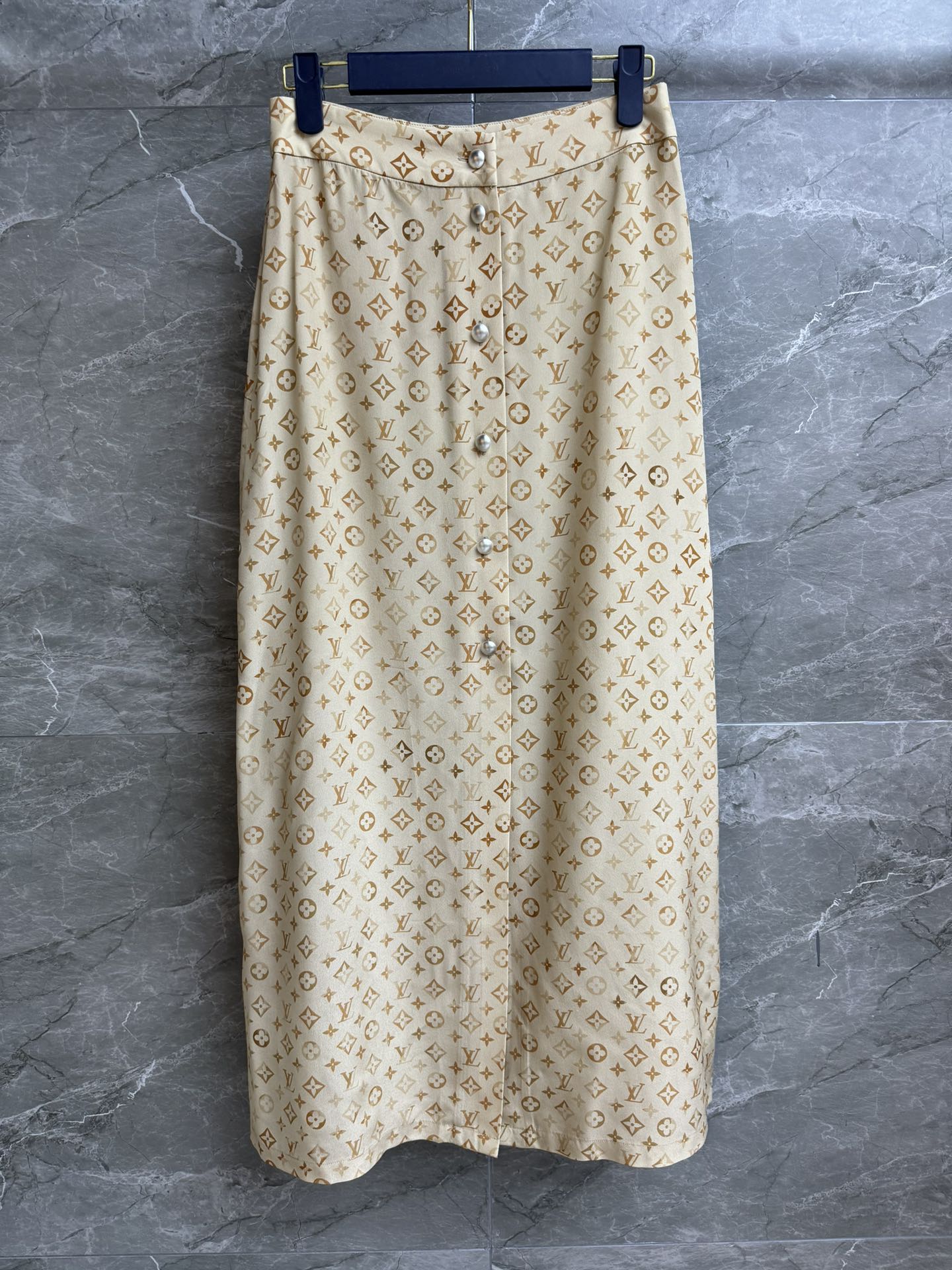 NO:479824,New early autumn style is available. L family presbyterian silk skirt. 2025 early autumn series. High waist single-breasted design. Classic presbyterian printed patterns. Retro and high-end custom crepe silk fabric. Comfortable and skin-friendly. Super textured. A-line skirt style. Slim and versatile. Full trademark. Size SML,,louis vuitton, skirts, real silk, alexander wang.19860909早秋新款上新啦 L家老花真丝半裙 2025早秋系列 高腰单排扣设计 经典老花印花图案 复古又高级 定制绉纱真丝面料 舒适亲肤 超有质感 A字裙版型 上身显瘦又百搭 商标齐全 尺码SML,,louis vuitton,skirts,real silk,alexander wang,Women's clothing