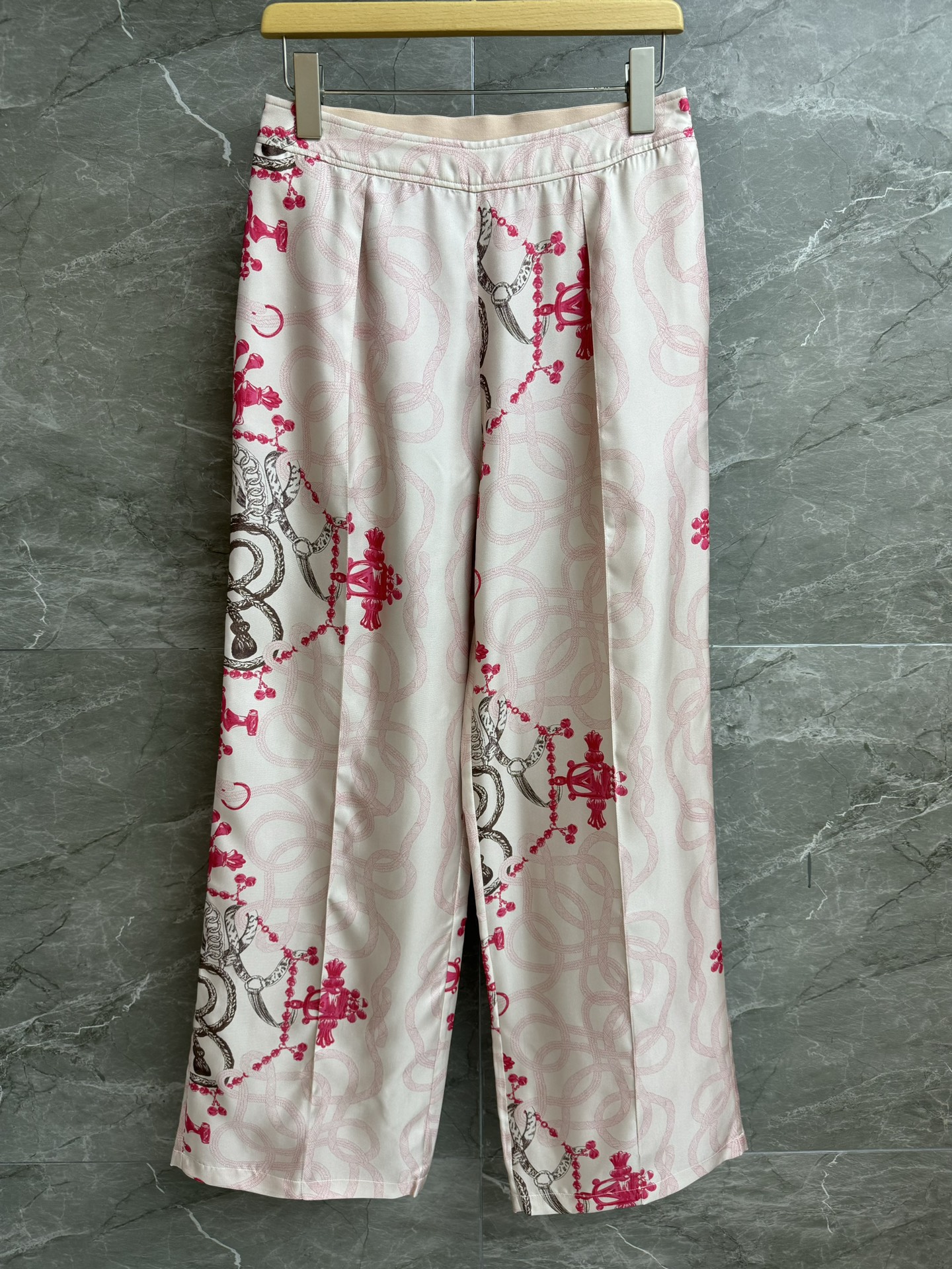 NO:470737,New models for early autumn are available. H Home Silk Printed Trousers 2025 Autumn and Winter Series. Rear elastic waist design. Palefroi Remix printed pattern. High-end and fashionable color matching. Custom twill silk fabric. Skin-friendly and comfortable. Super texture. Straight trouser style. Slim and versatile upper body. Full trademark. Size SML, real silk, alexander wang.19860909早秋新款上新啦 H家真丝印花长裤 2025秋冬系列 背面松紧腰头设计 采用Palefroi Remix印花图案 配色高级时髦 定制斜纹绸真丝面料 亲肤舒适 超有质感 直筒裤版型 上身显瘦又百搭 商标齐全 尺码SML,,real silk,alexander wang,Women's clothing