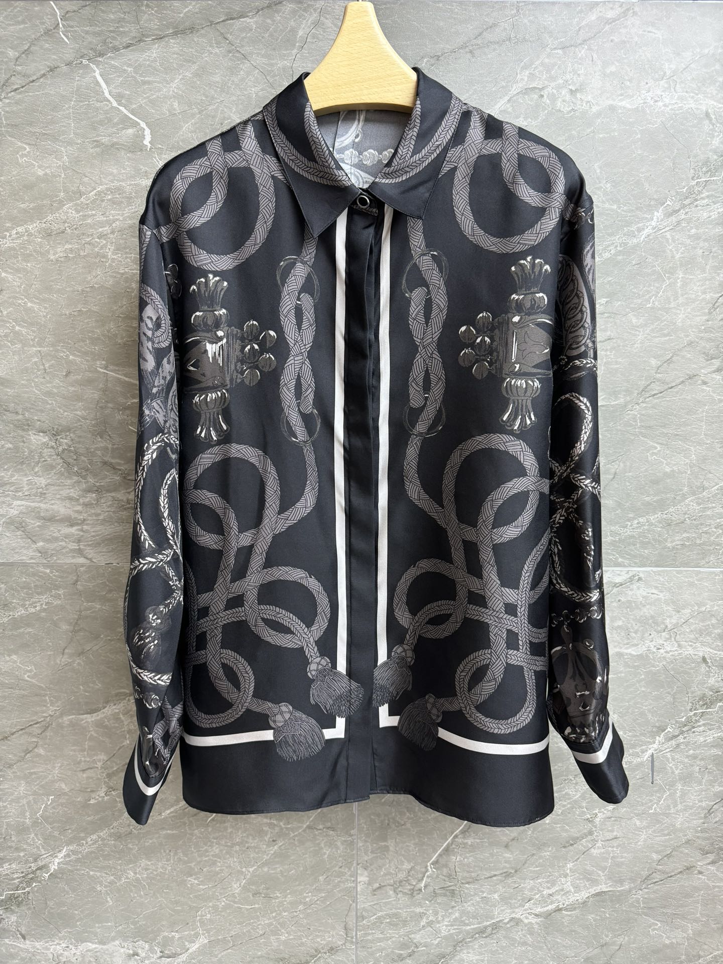 NO:470746,New models for early autumn are available. H Home Silk Printed Shirt 2025 Autumn and Winter Series. Single-breasted Lapel Design. Palefroi Remix Printing Pattern. Fashionable and high-end color matching. Custom twill silk fabric. Skin-friendly and comfortable. Super texture. Normal style. Slim and temperament on the upper body. Full trademark. Size SML, real silk, alexander wang.19860909早秋新款上新啦 H家真丝印花衬衣 2025秋冬系列 翻领单排扣设计 采用Palefroi Remix 印花图案 配色时髦高级 定制斜纹真丝面料 亲肤舒适 超有质感 正常版型 上身显瘦又气质 商标齐全 尺码SML,,real silk,alexander wang,Women's clothing