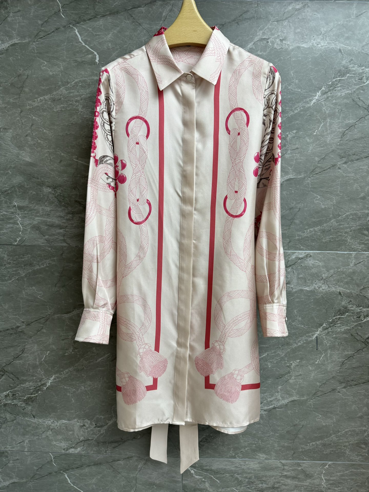 NO:470755,New models for early autumn are available. H Home Silk Printed Dress 2025 Autumn and Winter Series. Single-breasted Lapel Design. Palefroi Remix Printing Pattern. Fashionable and high-end color matching. Custom twill silk fabric. Skin-friendly and comfortable. Super texture. Lace-up waist-hugging style. Slim and temperament. Full trademark. Size SML,, skirts, real silk, alexander wang.19860909早秋新款上新啦 H家真丝印花连衣裙 2025秋冬系列 翻领单排扣设计 采用Palefroi Remix 印花图案 配色时髦高级 定制斜纹真丝面料 亲肤舒适 超有质感 系带收腰版型 上身显瘦又气质 商标齐全 尺码SML,,skirts,real silk,alexander wang,Women's clothing