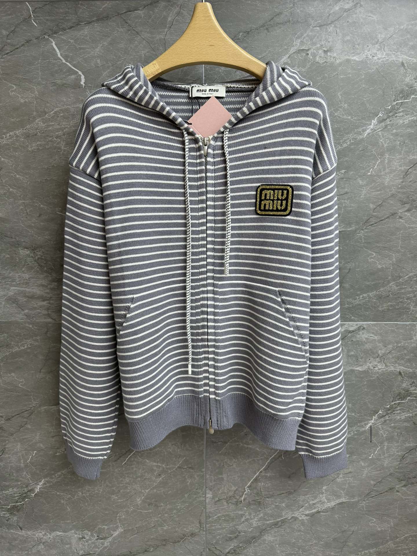NO:471919,New early autumn styles are shipped Miu striped hooded cardigan 2025 early autumn series Hooded zipper design Gold thread embroidered logo embellishment Striped color-blocking casual and fashionable Wool blended knitted fabric Comfortable and skin-friendly Loose style Top body looks slim and temperament Full trademark size SML, Miumiu,hats,alexander wang19860909早秋新款出货啦 Miu条纹连帽开衫 2025早秋系列 连帽拉链设计 金线刺绣logo徽标点缀 条纹拼色休闲时髦 羊毛混纺针织面料 舒适亲肤 宽松版型 上身显瘦又气质 商标齐全 尺码SML,,miumiu,hats,alexander wang,Women's clothing