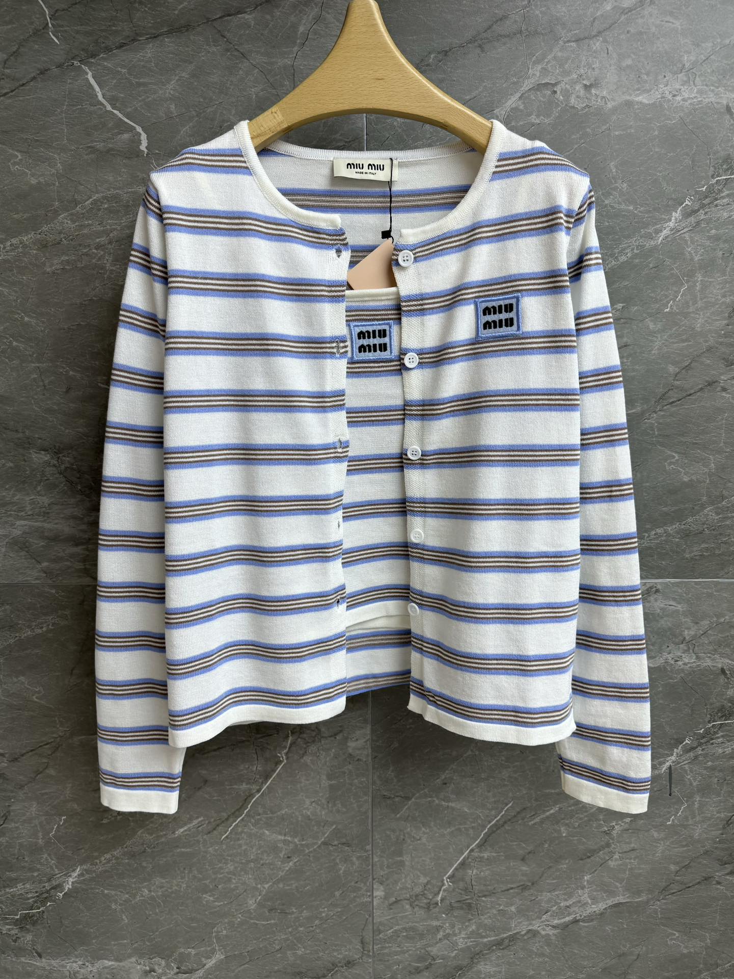 NO:471925,New early autumn style is available. Miu striped knitted two-piece set. 2025 early autumn series. Round neck knitted cardigan + vest. Blue and white striped color matching. Fresh and fashionable. Custom knitted fabric. Comfortable and breathable. Normal style. Slim and temperament on the upper body. Full trademark. Size SML,,miumiu,alexander wang.19860909早秋新款上新啦 Miu条纹针织两件套 2025早秋系列 圆领针织开衫+背心 蓝白条纹配色 清新时髦洋气 定制针织面料 舒适透气 正常版型 上身显瘦又气质 商标齐全 尺码SML,,miumiu,alexander wang,Women's clothing