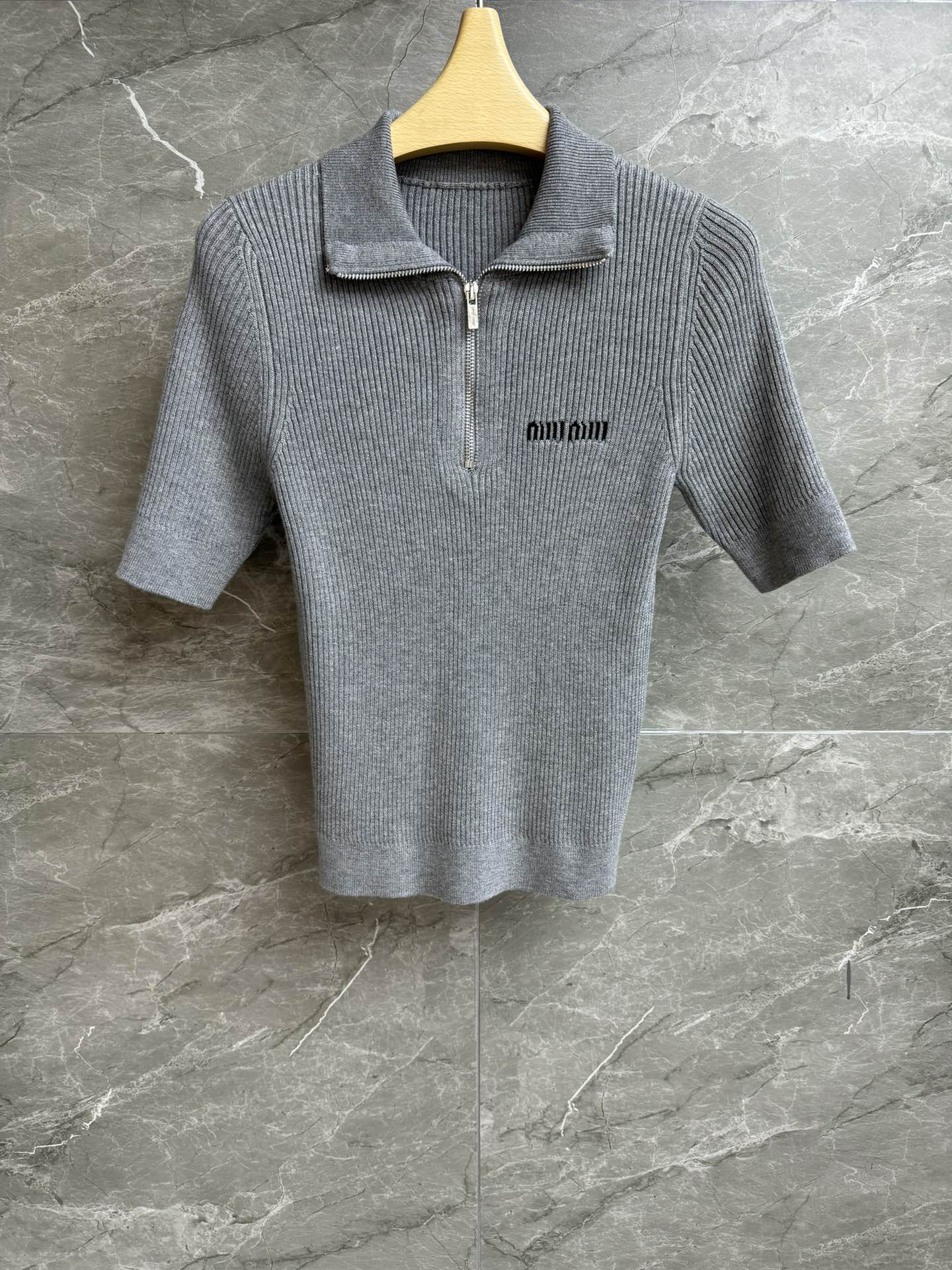 NO:471889,New models for early autumn are available. Miu half-zipper sweater. 2025 autumn and winter series. Half-zipper design. Alphabet inlay pattern embellishment. High-grade gray color. Wool knitted fabric. Light and comfortable. Elastic slim fit. The upper body looks slim and versatile. Full trademark. Size SML,,miumiu,alexander wang.19860909早秋新款上新啦 Miu半拉链针织衫 2025秋冬系列 半拉链设计 字母嵌花图案点缀 高级灰配色 羊毛针织面料 轻薄舒适 弹力修身版型 上身显瘦又百搭 商标齐全 尺码SML,,miumiu,alexander wang,Women's clothing