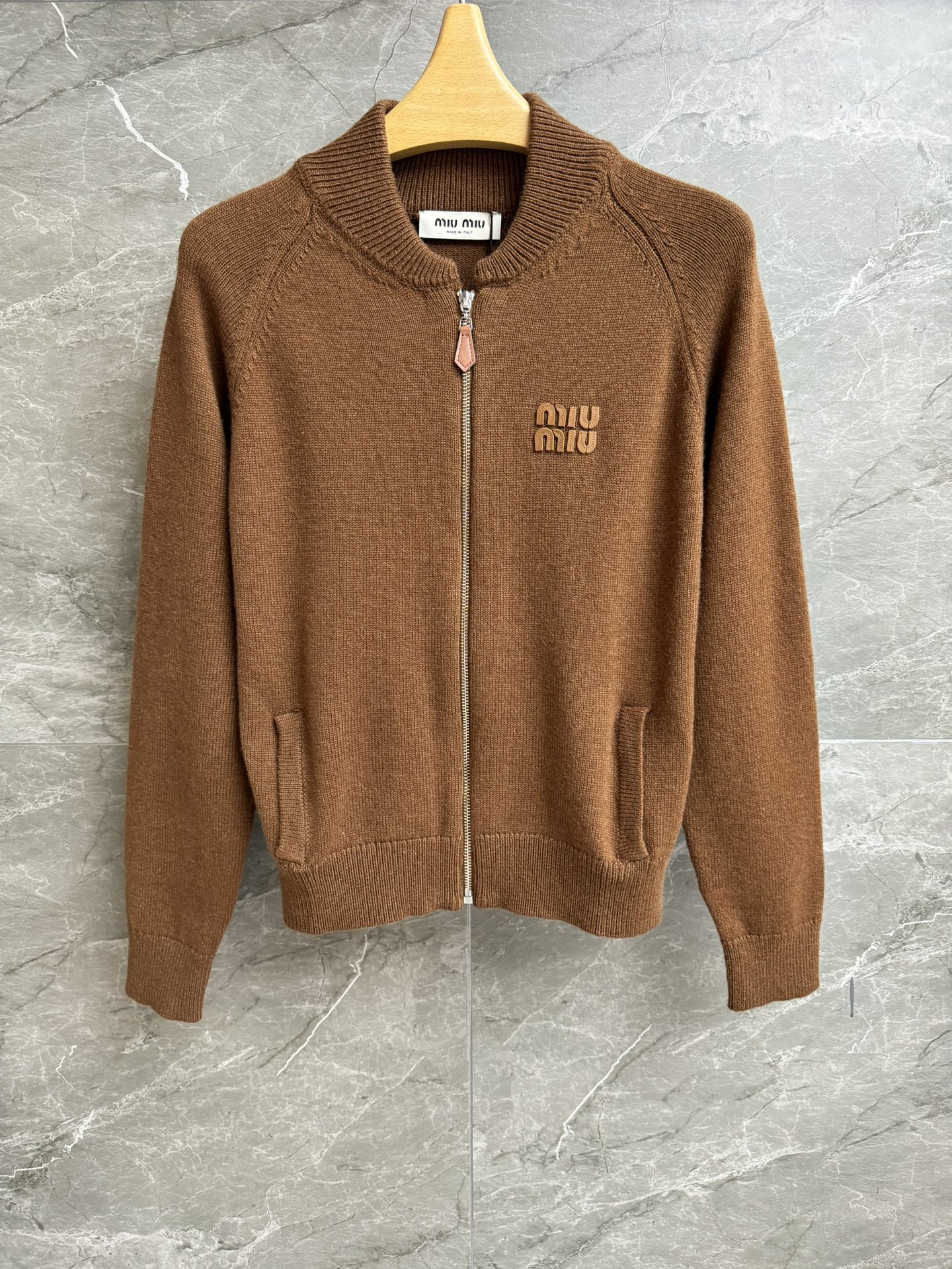 NO:471901,New models for early autumn are available. Miu zipper knitted cardigan 2025 autumn and winter series. Stand-collar zipper design. Chest logo embroidered leather logo decoration. Chocolate color matching. Retro and fashionable. Wool knitted fabric. Warm and comfortable. Slim fit. The upper body looks slim and temperament. Full trademark. Size SMl,,miumiu,alexander wang.19860909早秋新款上新啦 Miu拉链针织开衫 2025秋冬系列 立领拉链设计 胸前logo刺绣皮标装饰 巧克力配色复古时髦 羊毛针织面料 保暖舒适 修身版型 上身显瘦又气质 商标齐全 尺码SMl,,miumiu,alexander wang,Women's clothing