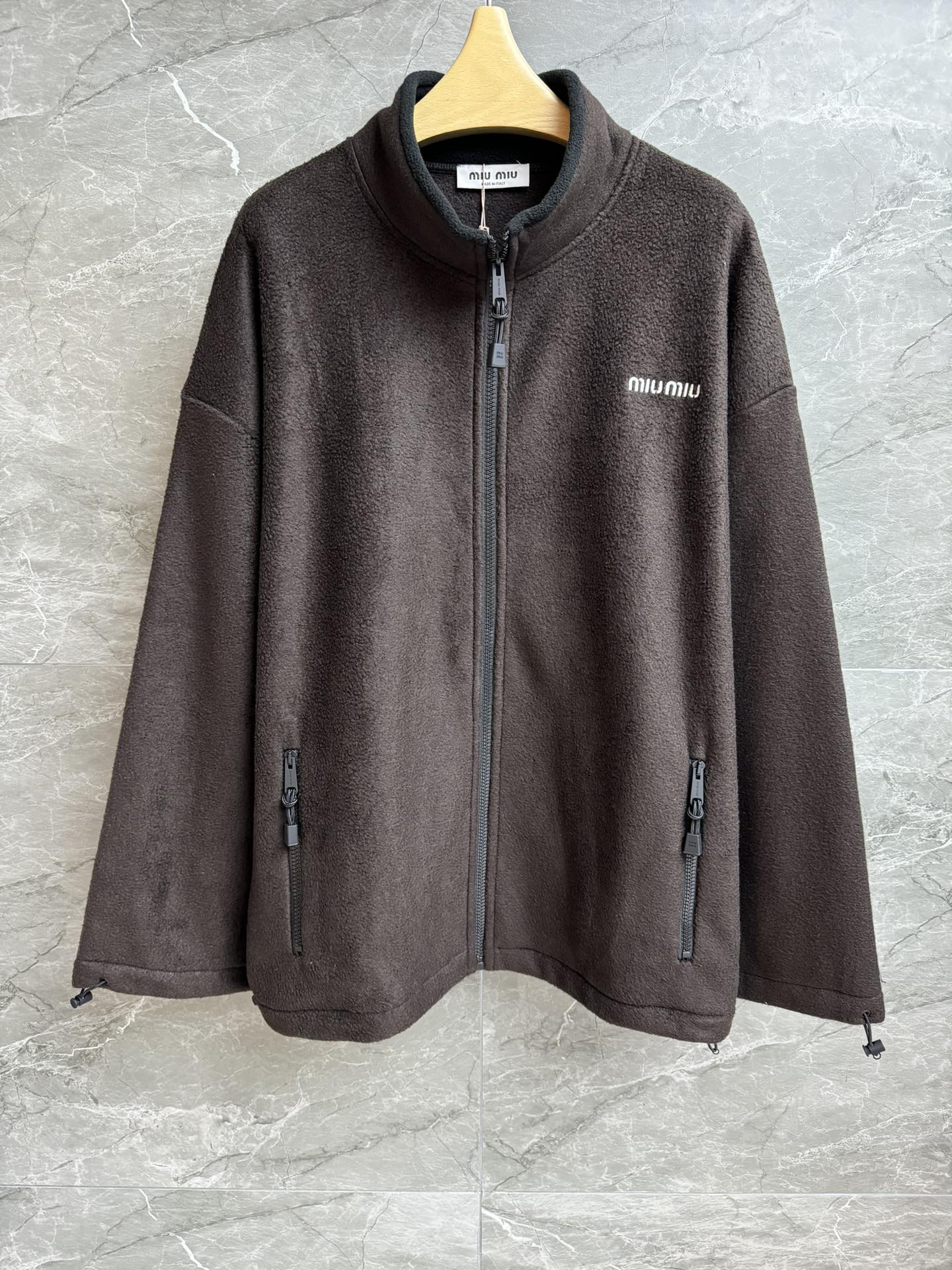 NO:490428,New early autumn style is available. Miu brown fleece jacket. 2025 autumn and winter series. Stand-collar zipper design. Embroidery pattern embroidery on the chest. Coffee brown color scheme. Retro lazy and fashionable. Custom fleece fabric. Warm and comfortable. Loose style is not recommended for people. Full trademark. SML,,miumiu, jackets & coats,alexander wang.19860909早秋新款上新啦 Miu咖色摇粒绒外套 2025秋冬系列 立领拉链设计 胸前logo刺绣图案点缀 咖啡棕配色 复古慵懒时髦 定制摇粒绒面料 保暖舒适 宽松版型不挑人穿 商标齐全 尺码SML,,miumiu,jackets & coats,alexander wang,Women's clothing