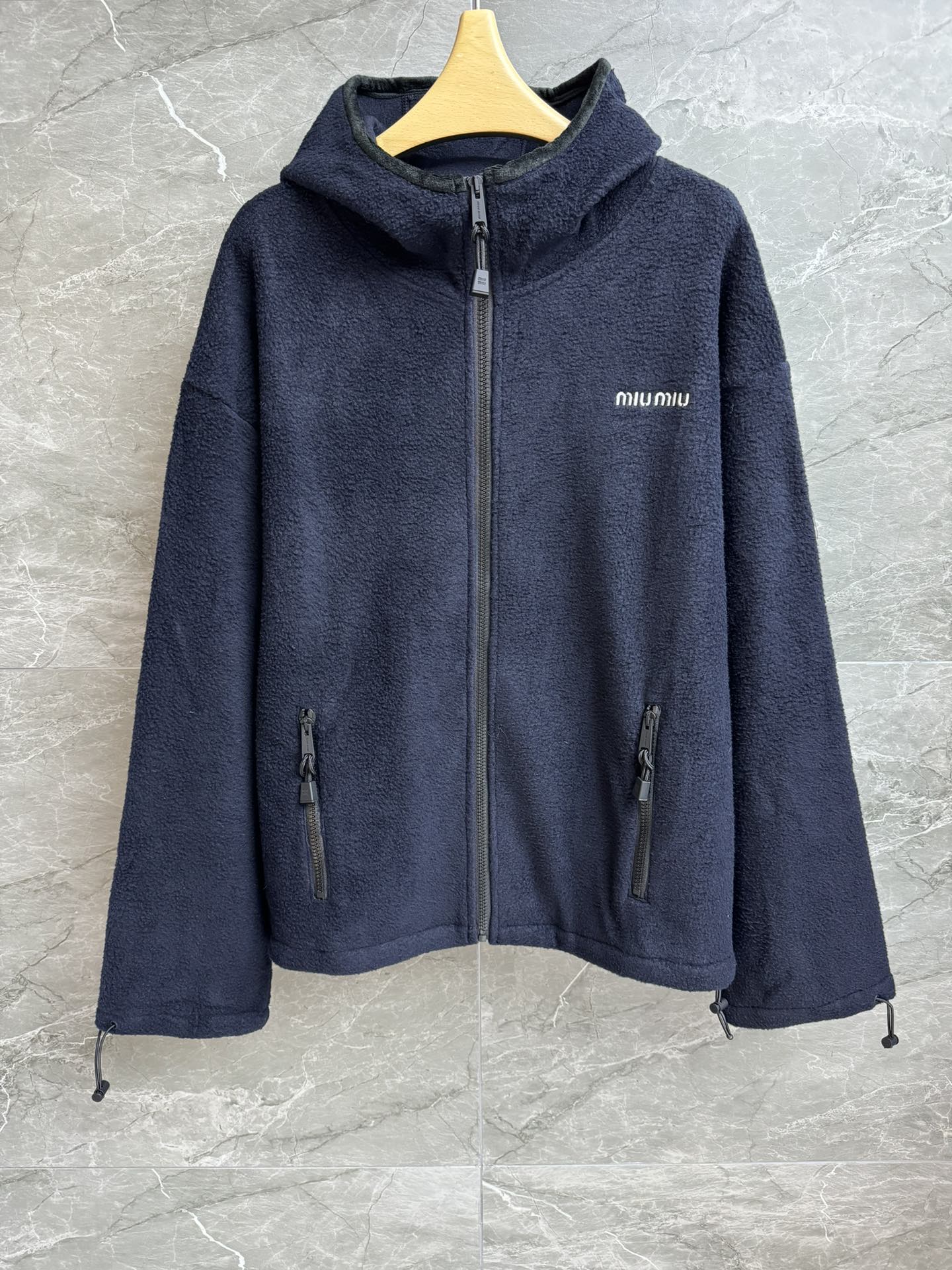 NO:490445,New early autumn style is available. Miu blue fleece jacket. 2025 autumn and winter series. Hooded zipper design. Embroidery pattern embroidery on the chest. Dark blue color scheme. Retro lazy and fashionable. Custom fleece fabric. Warm and comfortable. Loose style is not recommended for people. Full trademark. Size SML,,miumiu, jackets & coats,hats,alexander wang.19860909早秋新款上新啦 Miu蓝色摇粒绒外套 2025秋冬系列 连帽拉链设计 胸前logo刺绣图案点缀 深蓝配色 复古慵懒时髦 定制摇粒绒面料 保暖舒适 宽松版型不挑人穿 商标齐全 尺码SML,,miumiu,jackets & coats,hats,alexander wang,Women's clothing