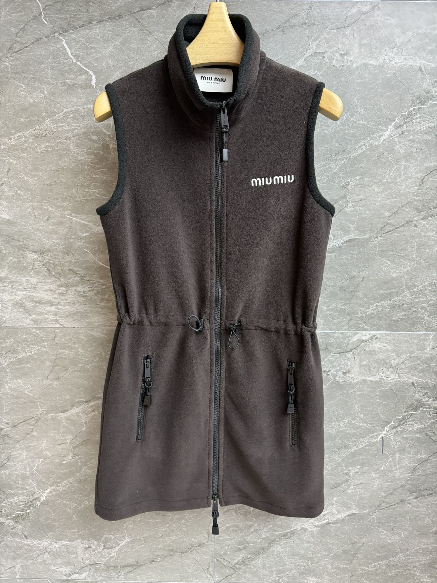 NO:490420,New early autumn style is available. Miu fleece vest skirt. 2025 autumn and winter series. Stand-collar zipper design. Chest logo embroidery pattern embellishment. Coffee brown color scheme. Retro lazy and fashionable. Custom fleece fabric. Warm and comfortable. Straight style. Waist drawstring. Waist to slim and temperament. Full trademark. Size SML,,miumiu, skirts,alexander wang.19860909早秋新款上新啦 Miu摇粒绒背心裙 2025秋冬系列 立领拉链设计 胸前logo刺绣图案点缀 咖啡棕配色 复古慵懒时髦 定制摇粒绒面料 保暖舒适 直筒版型 腰部抽绳收腰 上身显瘦又气质 商标齐全 尺码SML,,miumiu,skirts,alexander wang,Women's clothing