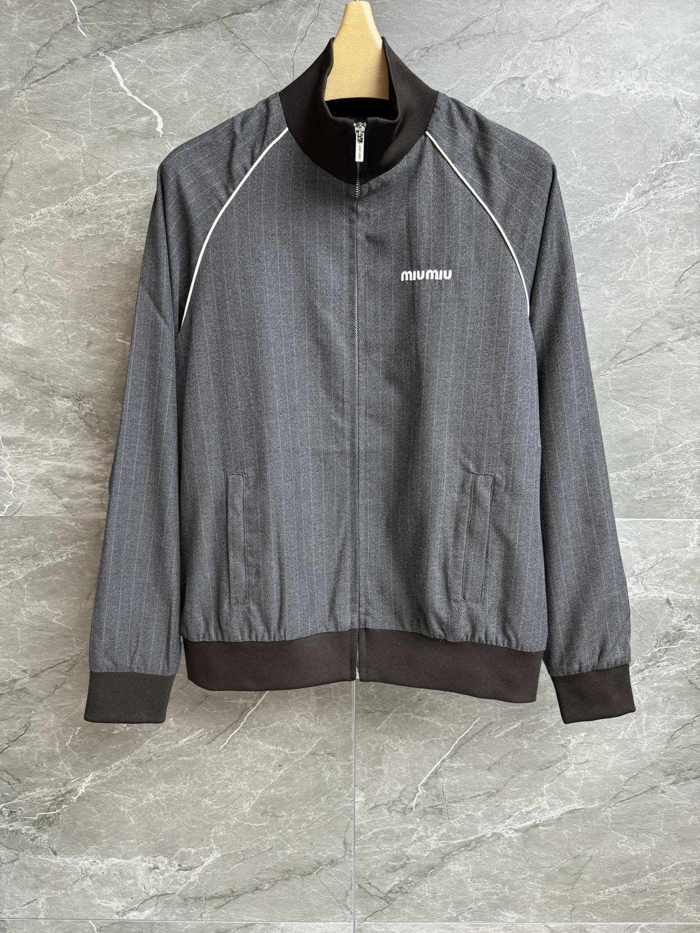 NO:490461,New early autumn style is available. Miu gray striped jacket. 2025 early autumn series. Stand-collar zipper design. Letter logo embroidery embroidery. Grey coffee contrast splicing. Casual and fashionable. Customized first-cut wool fabric. Comfortable skin-friendly. Loose style. Slim and temperament. Full trademark. Size SML,,miumiu, jackets & coats,alexander wang.19860909早秋新款上新啦 Miu灰色条纹外套 2025早秋系列 立领拉链设计 字母logo刺绣点缀 灰咖撞色拼接 休闲时髦洋气 定制初剪羊毛面料 舒适亲肤 宽松版型 上身显瘦又气质 商标齐全 尺码SML,,miumiu,jackets & coats,alexander wang,Women's clothing