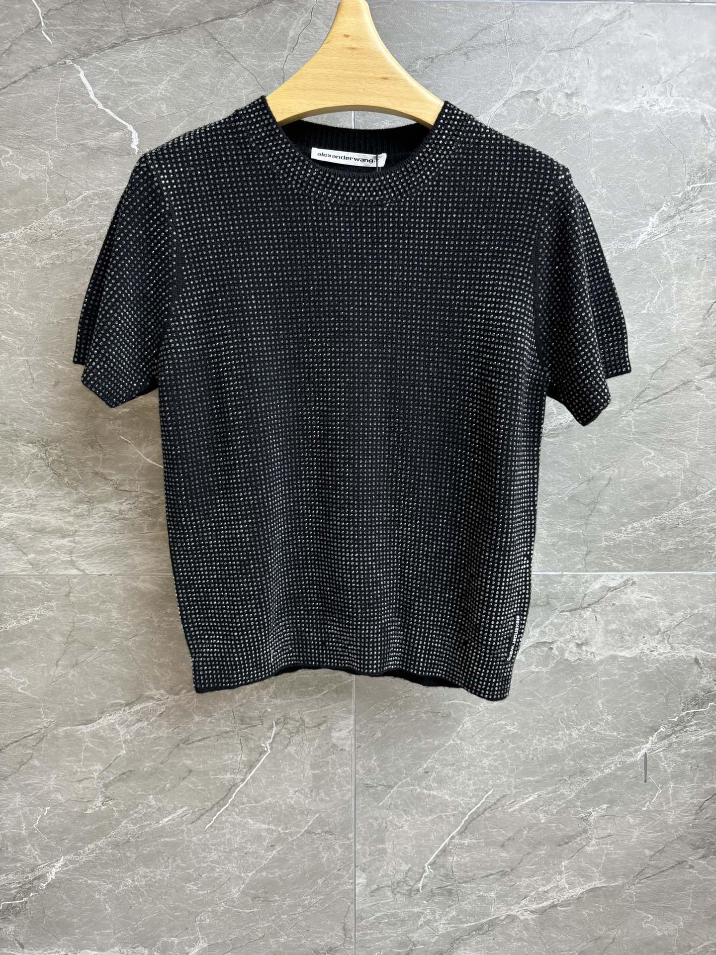 NO:490412,New models for early autumn are available. Dawang Knitted Short Sleeves of Knitted Diamonds 2025 Autumn and Winter Series Round neckline ribbed neckline Heavy industry Knitted Diamonds Decoration Delicate and fashionable Wool knitted fabric Comfortable and skin-friendly Normal style Slim and temperament on the upper body Full trademark Size SML, Alexander wang, T-shirt, Alexander wang19860909早秋新款上新啦 大王烫钻针织短袖 2025秋冬系列 圆领罗纹领口 重工烫钻装饰点缀 精致时髦洋气 羊毛针织面料 舒适亲肤 正常版型 上身显瘦又气质 商标齐全 尺码SML,,alexander wang,T-shirt,alexander wang,Women's clothing