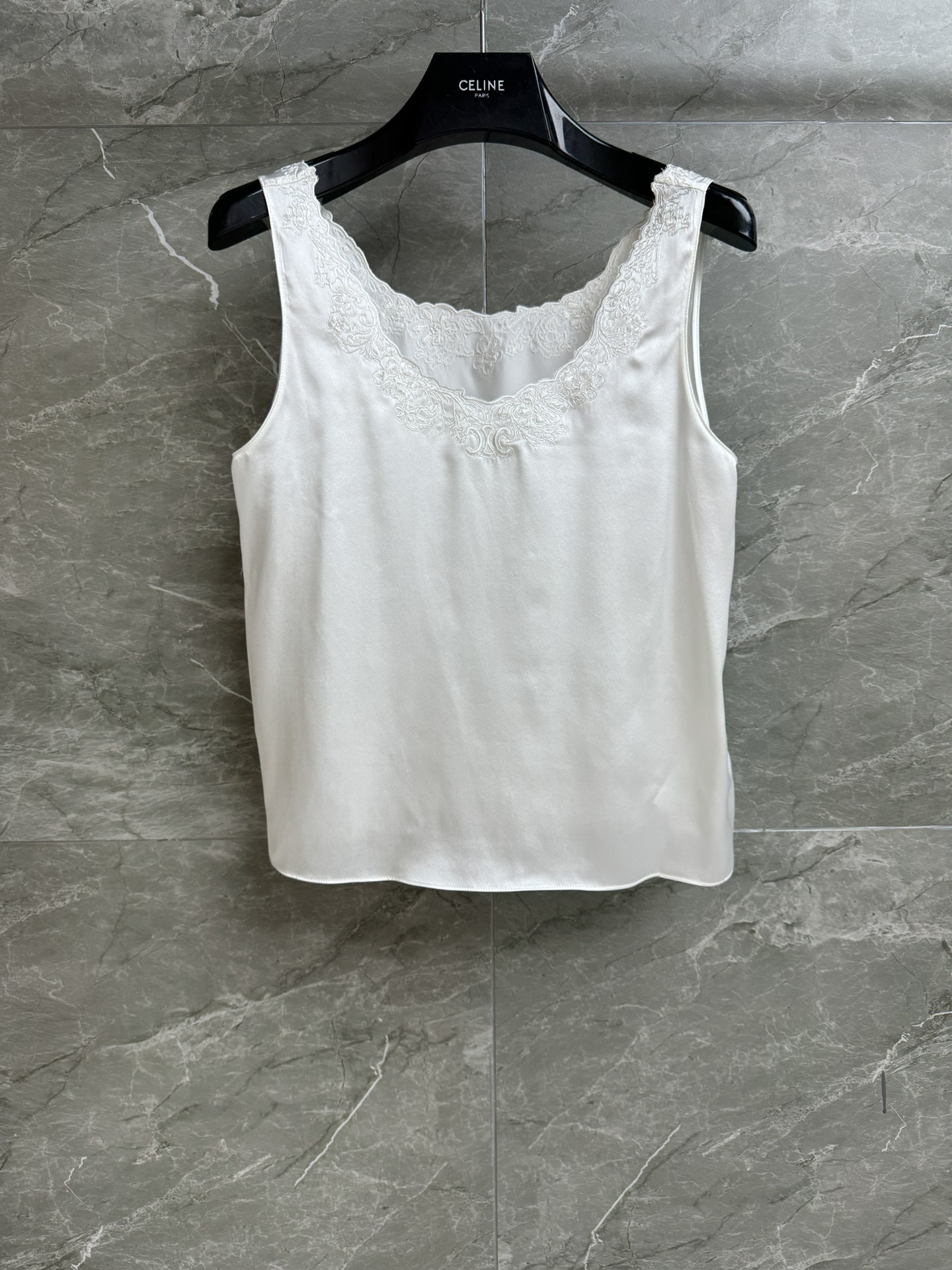 NO:471935,New models for early autumn are available. CL embroidered silk vest. 2025 early autumn series. Exquisite embroidered lace neckline. Arc de Triomphe logo embroidery. Elegant and high-end custom silk fabric. Soft and comfortable. With a sense of gloss. Short style. Slim and versatile. Full trademark. Size SML, real silk, alexander wang.19860909早秋新款上新啦 CL刺绣真丝背心 2025早秋系列 精致刺绣花边领口 凯旋门logo刺绣点缀 优雅高级 定制真丝面料 柔软舒适 自带光泽感 短款版型 上身显瘦又百搭 商标齐全 尺码SML,,real silk,alexander wang,Women's clothing