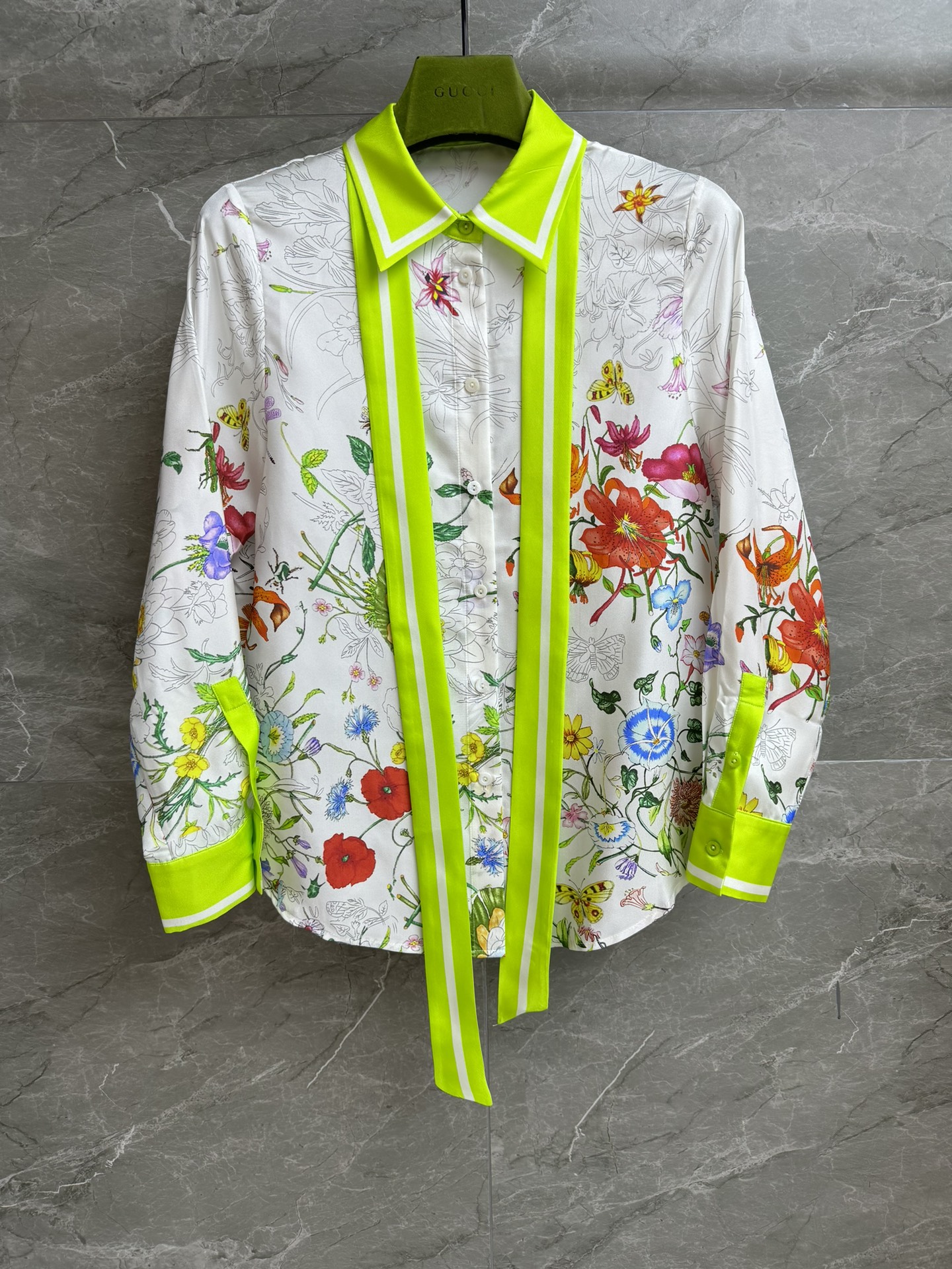 NO:472981,New summer models are available!  G Home Floral Silk Shirts 2025 Spring and Summer Series Temperature Lapel Collar Ribbon Lace Decoration Full body floral print design Fresh and fashionable color matching Twill silk fabric Comfortable and skin-friendly and textured Loose style Top body looks slim and temperament Full trademark Size SML, gucci,shirts, real silk, alexander wang19860909夏季新款上新啦！ G家花卉真丝衬衫 2025春夏系列 气质翻领领口 飘带系带装饰 通体花卉印花设计 配色清新时髦 斜纹绸真丝面料 舒适亲肤有质感 宽松版型 上身显瘦又气质 商标齐全 尺码SML,,gucci,shirts,real silk,alexander wang,Women's clothing