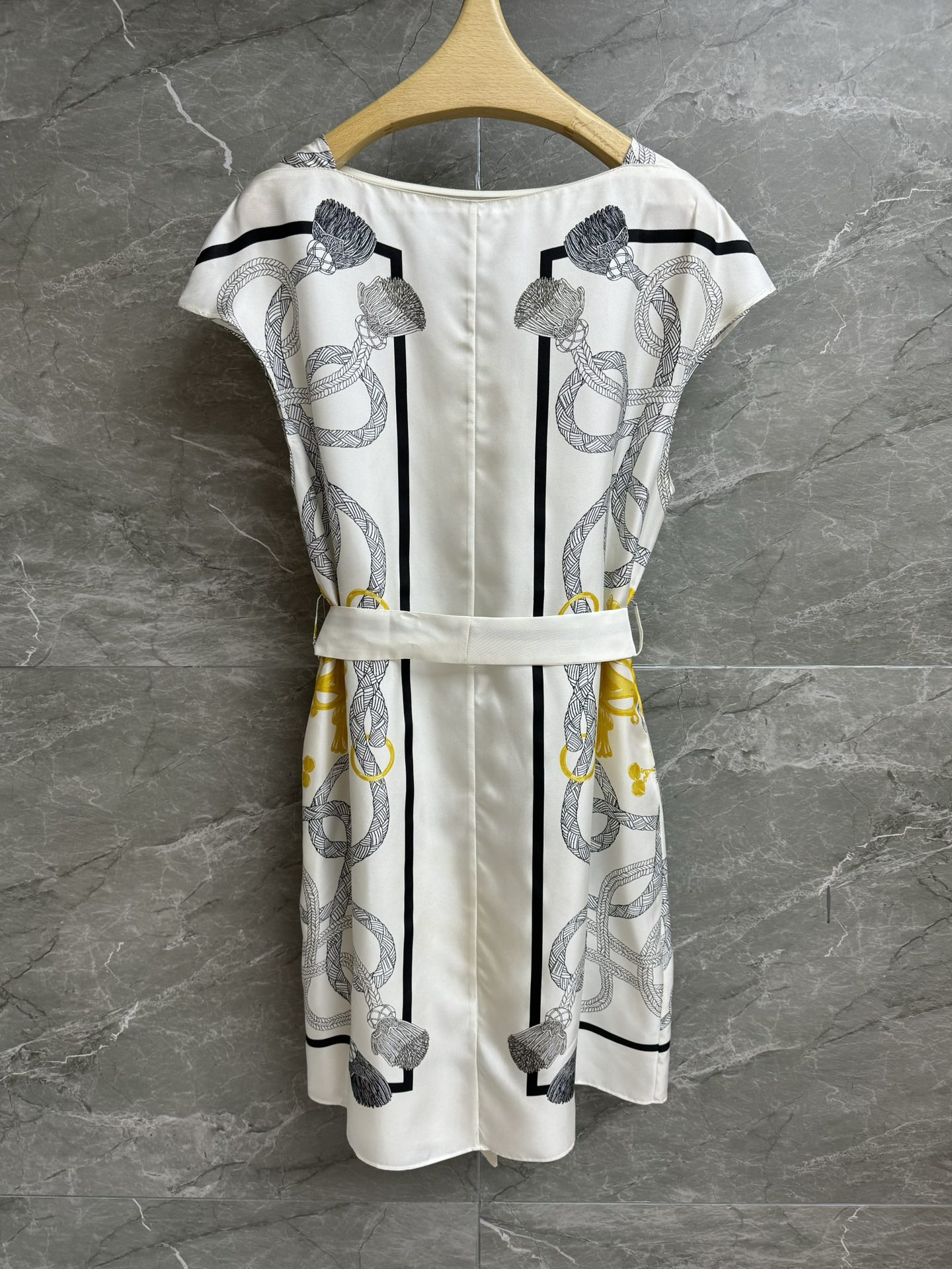 NO:472997,New models for early autumn are available. H-home printed silk skirt 2025 autumn and winter series. One-length collar design. Palefoi Remix printed patterns. High-end and fashionable color matching. Custom silk fabric. Skin-friendly and comfortable. Super texture. Straight-mounted style. Slim and temperament. Full trademark. Size SML,, skirts, real silk, alexander wang.19860909早秋新款上新啦 H家印花真丝裙 2025秋冬系列 一字领设计 采用Palefoi Remix 印花图案 配色高级时髦 定制真丝面料 亲肤舒适 超有质感 直筒版型 上身显瘦又气质 商标齐全 尺码SML,,skirts,real silk,alexander wang,Women's clothing