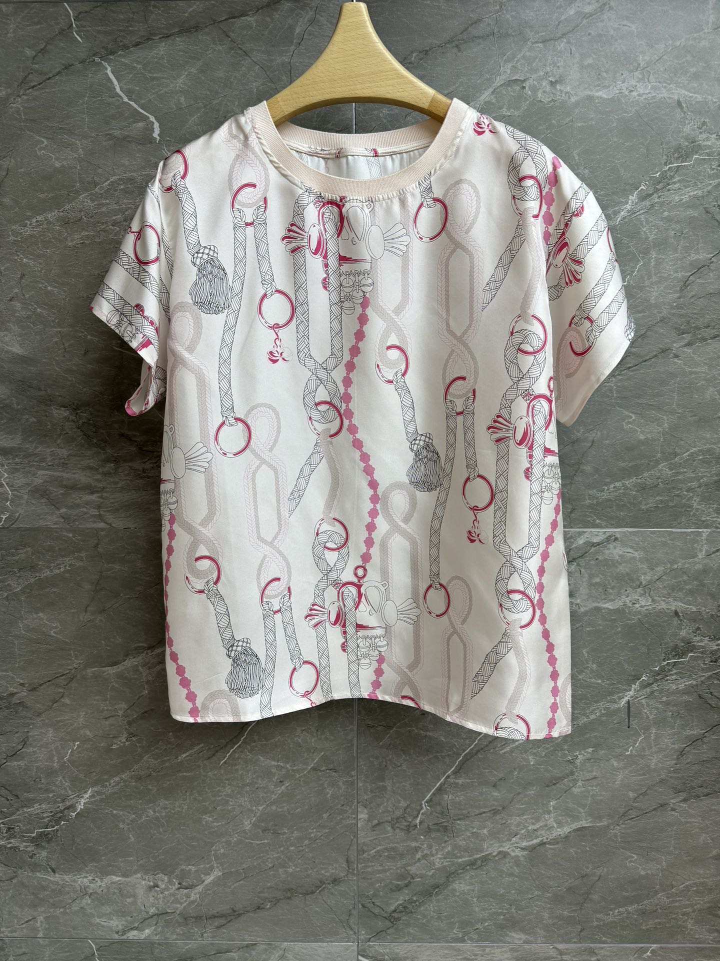 NO:473000,New models for early autumn are available. H-home printed silk short sleeves. 2025 autumn and winter series. Round neck ribbed design. Palefoi Remix printed pattern. High-end and fashionable color matching. Custom silk fabric. Skin-friendly and comfortable. Super texture. Loose style. Slim and temperament. Full trademark. Size SML, T-shirt, real silk, alexander wang.19860909早秋新款上新啦 H家印花真丝短袖 2025秋冬系列 圆领罗纹设计 采用Palefoi Remix 印花图案 配色高级时髦 定制真丝面料 亲肤舒适 超有质感 宽松版型 上身显瘦又气质 商标齐全 尺码SML,,T-shirt,real silk,alexander wang,Women's clothing