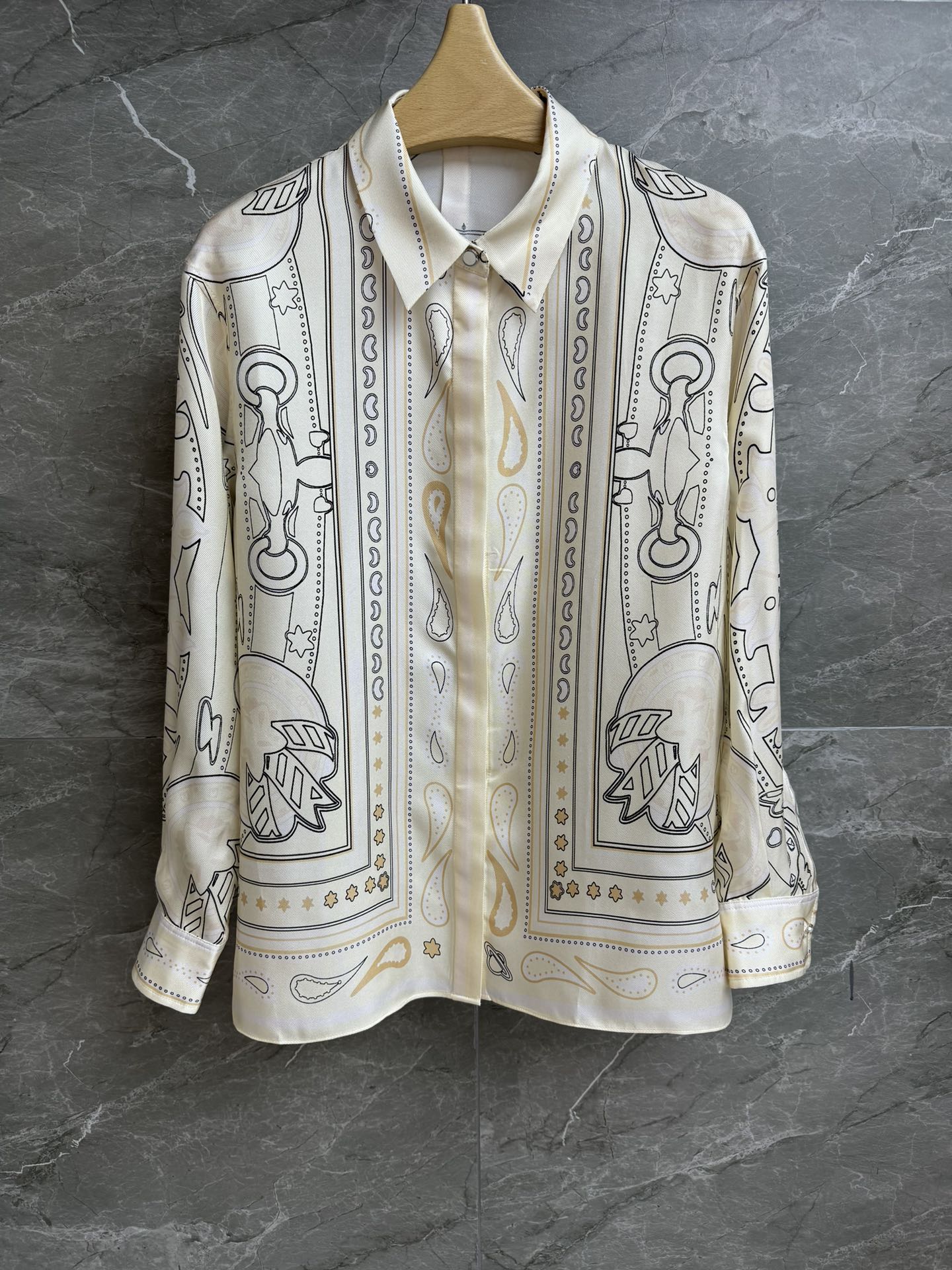 NO:473004,New models in early autumn are available. H Home Candy Collection Silk Shirt 2025 Autumn and Winter Series. Single-breasted lapel design. Candy Libris Bandana printed pattern. Fashionable and high-end color matching. Custom twill silk fabric. Skin-friendly and comfortable. Super texture. Normal style. Slim and temperament on the upper body. Full trademark. Size SML, real silk, alexander wang.19860909早秋新款上新啦 H家糖果藏书章真丝衬衣 2025秋冬系列 翻领单排扣设计 采用Candy Libris Bandana 印花图案 配色时髦高级 定制斜纹真丝面料 亲肤舒适 超有质感 正常版型 上身显瘦又气质 商标齐全 尺码SML,,real silk,alexander wang,Women's clothing