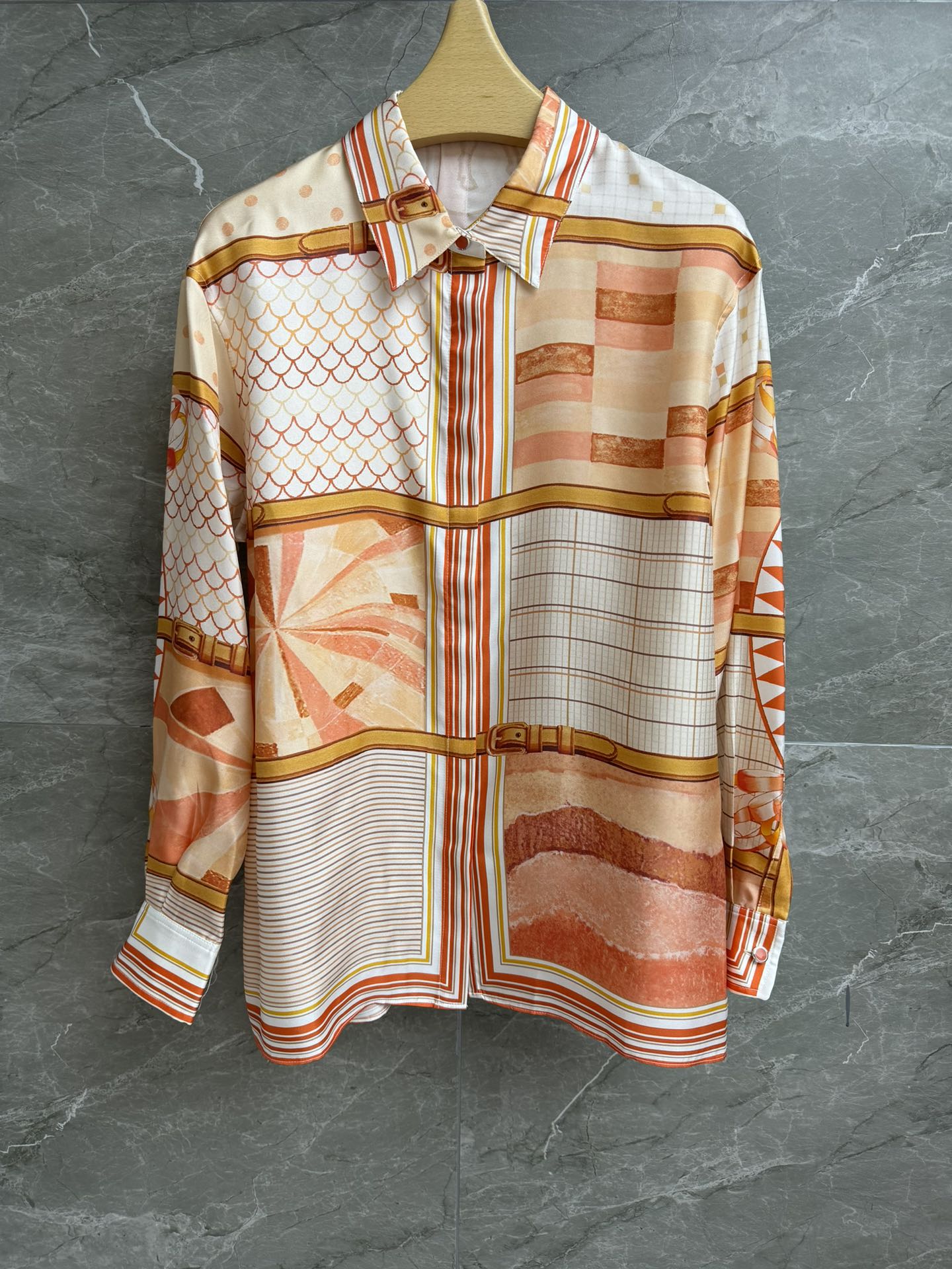 NO:473008,New models in early autumn are available. H-Home fish scale corrugated silk shirt 2025 autumn and winter series. Single-breasted lapel design. Use plaid fish scale corrugated multiple elements printed patterns. Retro and fashionable and high-end custom twill silk fabric. Skin-friendly and comfortable. Super texture. Normal style. Slim and temperament on the upper body. Full trademark. Size SML, real silk, alexander wang.19860909早秋新款上新啦 H家鱼鳞波纹真丝衬衣 2025秋冬系列 翻领单排扣设计 采用格纹鱼鳞波纹多种元素印花图案 复古时髦高级 定制斜纹真丝面料 亲肤舒适 超有质感 正常版型 上身显瘦又气质 商标齐全 尺码SML,,real silk,alexander wang,Women's clothing