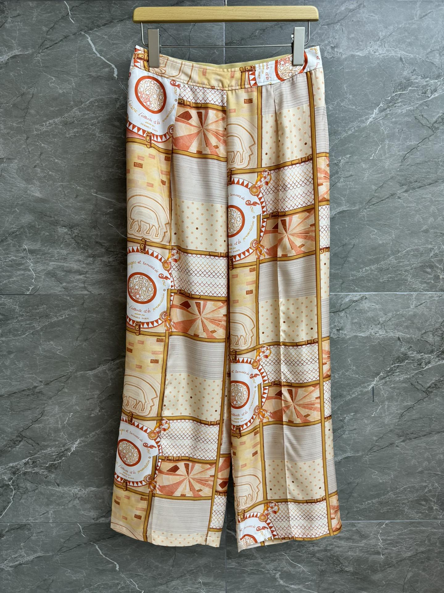 NO:473012,New models for early autumn are available. H-Home fish scale corrugated silk pants 2025 autumn and winter series. Rear waist elastic design. Use plaid fish scale corrugated various elements printed patterns. Retro and fashionable and high-end custom twill silk fabric. Skin-friendly and comfortable. Super textured. Straight-leg pants style. Slim and versatile upper body. Full trademark. Size SML, real silk, alexander wang.19860909早秋新款上新啦 H家鱼鳞波纹真丝裤 2025秋冬系列 后腰松紧设计 采用格纹鱼鳞波纹多种元素印花图案 复古时髦高级 定制斜纹真丝面料 亲肤舒适 超有质感 直筒裤版型 上身显瘦又百搭 商标齐全 尺码SML,,real silk,alexander wang,Women's clothing