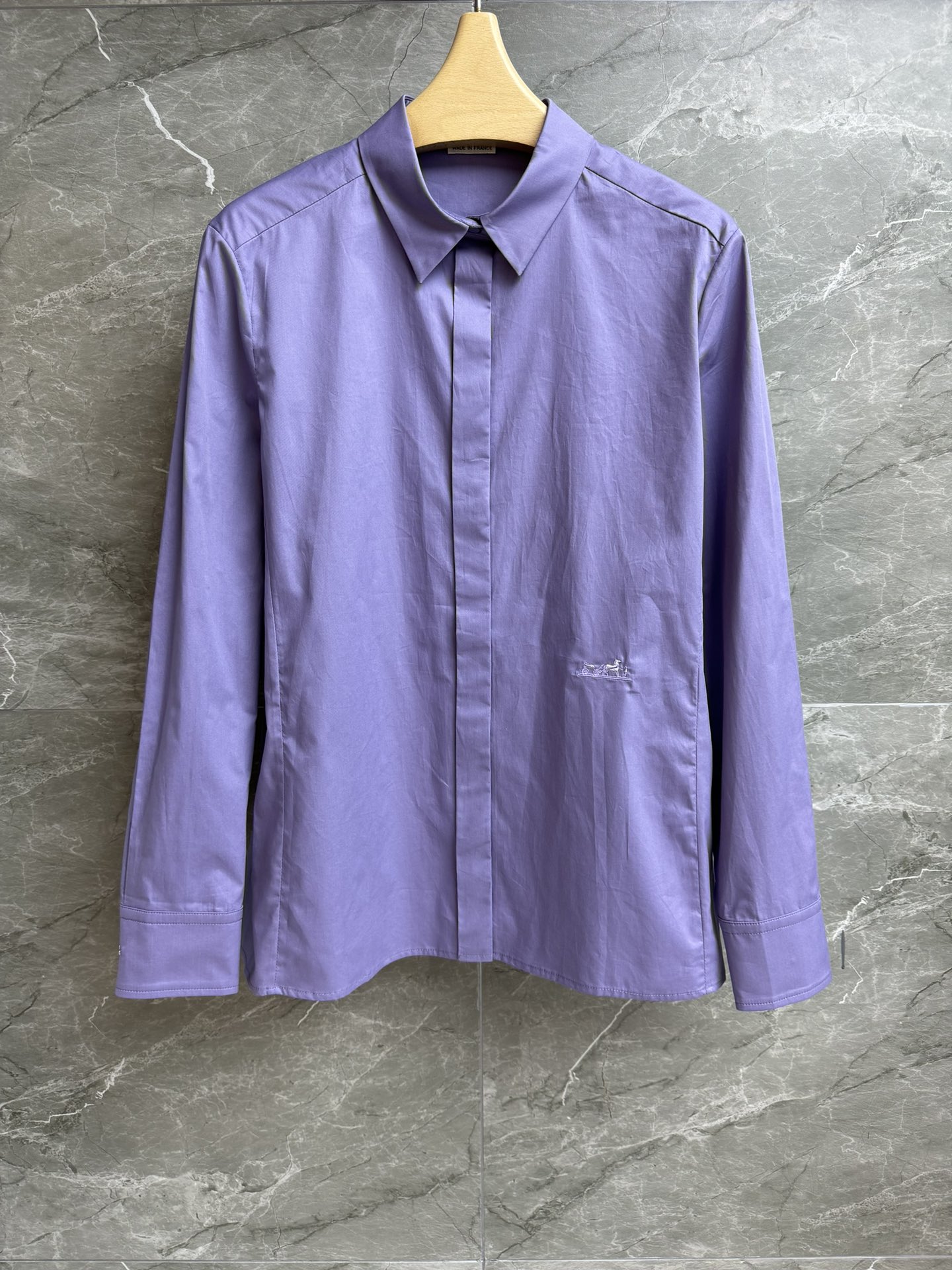 NO:478516,New models for early autumn are available. H home purple embroidered shirt. Autumn and winter series. Lapel neckline design. Precision three-dimensional Caleche embroidery embroidery. Break the monotonym. Simple and high-end. Custom twill cotton fabric. Comfortable and breathable. Normal style. Slim and temperament on the upper body. Full trademark. Size SML,,alexander wang.19860909早秋新款上新啦 H家紫色刺绣衬衣 秋冬系列 翻领领口设计 精密立体的Caleche刺绣点缀 打破单调感 简约高级 定制斜纹棉质面料 舒适透气 正常版型 上身显瘦又气质 商标齐全 尺码SML,,alexander wang,Women's clothing