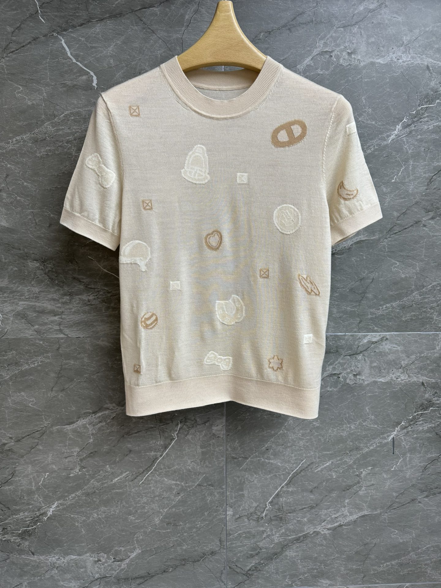 NO:478522,New models in early autumn are available. H home jacquard knitted short sleeves. Autumn and winter series. Round neckline ribbed neckline. Jacquard pattern. Fashionable and high-end color matching. Wool knitted fabric. Light and comfortable. Slim fit. Slim and elegant upper body. Full trademark. Size SML, T-shirt, alexander wang.19860909早秋新款上新啦 H家提花针织短袖 秋冬系列 圆领罗纹领口 采用糖果藏书章提花图案 配色时髦高级 羊毛针织面料 轻薄舒适 修身版型 上身显瘦又气质 商标齐全 尺码SML,,T-shirt,alexander wang,Women's clothing