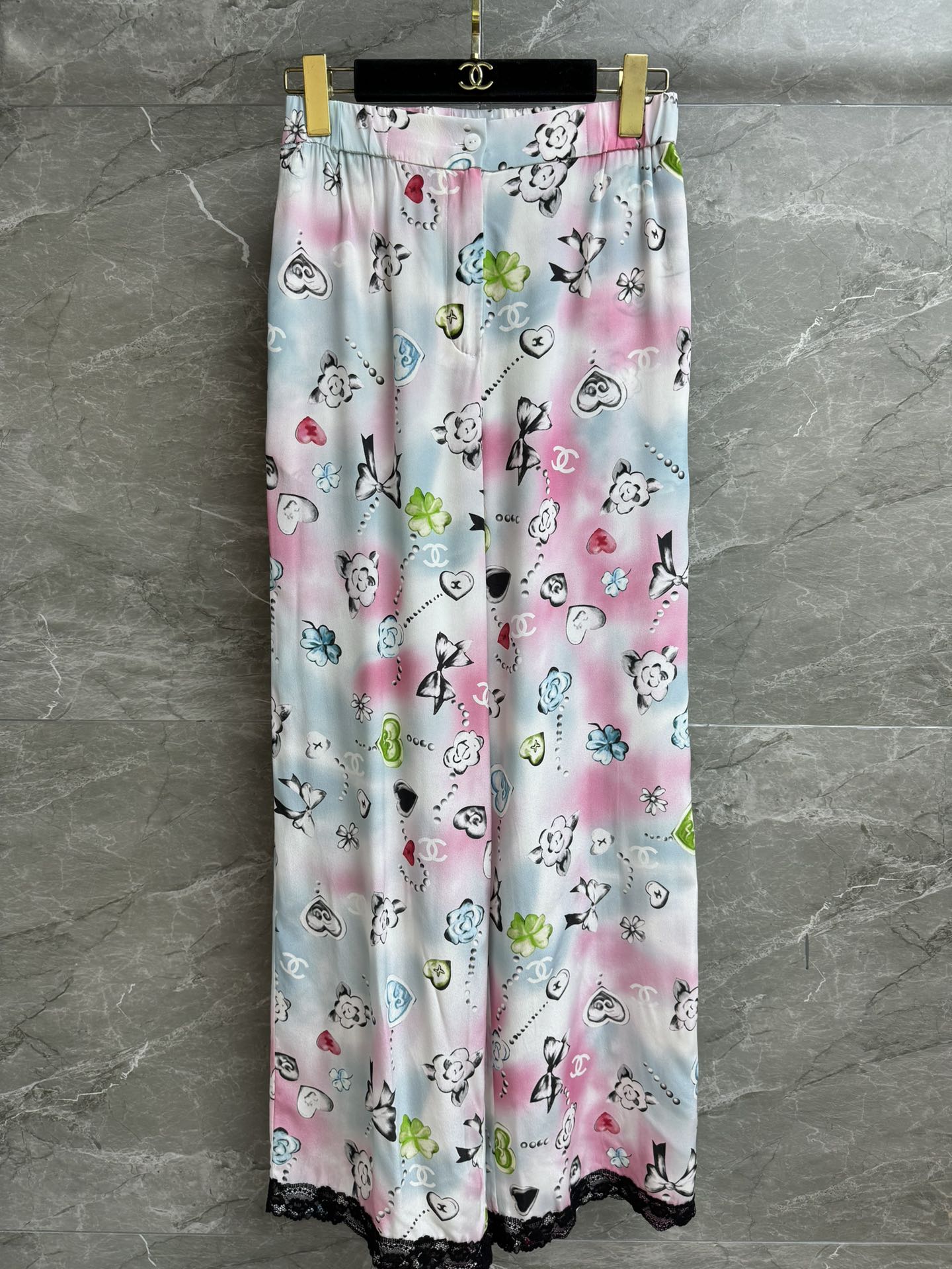 NO:473016,New early autumn style is available. Xiangjia colored graffiti silk pants. 2025 autumn and winter preview series. Elastic elastic waist. Lace splicing design. Colorful graffiti love multi-element printing pattern. Playful and cute. Custom silk fabric. Very vertical. Skin-friendly and comfortable and breathable. Wide-leg pants style. Slim and versatile. Full trademark. Size SML, chanel, real silk, alexander wang.19860909早秋新款上新啦 香家彩色涂鸦真丝裤 2025秋冬预告系列 松紧弹力腰头 蕾丝拼接设计 彩色涂鸦爱心多元素印花图案 俏皮可爱 定制真丝面料 很有垂直感 亲肤舒适透气 阔腿裤版型 上身显瘦又百搭 商标齐全 尺码SML,,chanel,real silk,alexander wang,Women's clothing