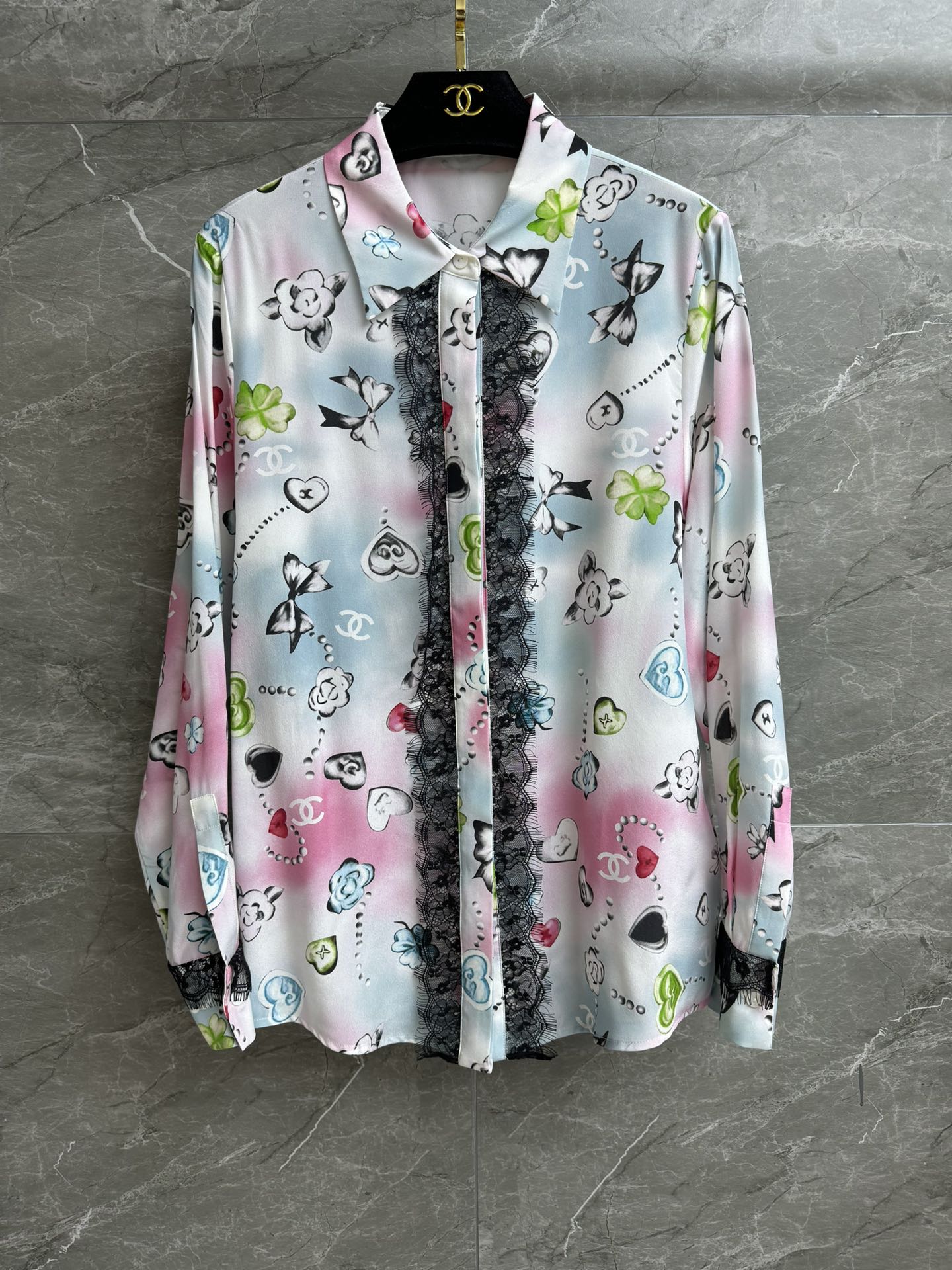 NO:473020,New early autumn style is available. Xiangjia colored graffiti silk shirt. 2025 autumn and winter preview series. Lapel neckline. Lace splicing design. Colorful graffiti love multi-element printing pattern. Playful and cute. Custom silk fabric. Very vertical. Skin-friendly and comfortable and breathable. Loose style. Slim and temperament on the upper body. Full trademark. Size SML, chanel, real silk, alexander wang.19860909早秋新款上新啦 香家彩色涂鸦真丝衬衣 2025秋冬预告系列 翻领领口 蕾丝拼接设计 彩色涂鸦爱心多元素印花图案 俏皮可爱 定制真丝面料 很有垂直感 亲肤舒适透气 宽松版型 上身显瘦又气质 商标齐全 尺码SML,,chanel,real silk,alexander wang,Women's clothing