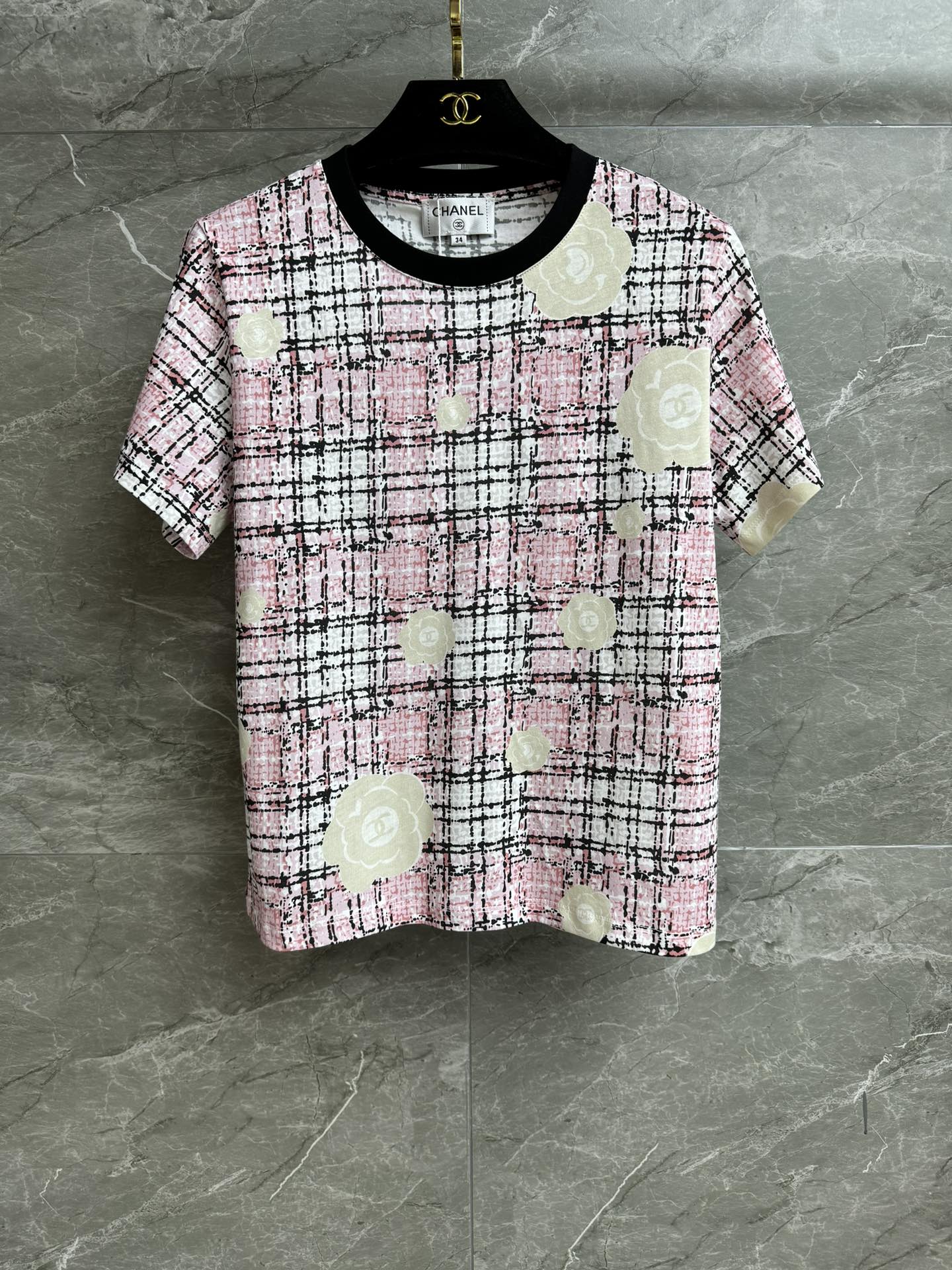 NO:473023,New models for early autumn are available. Xiangjia camellia plaid T-shirt 2025 early autumn series. Round neck contrasting collar. Camellia double C plaid printed pattern. Fashionable and fashionable. Customized cotton fabric. Comfortable and skin-friendly and breathable. Normal style. Slim and temperament on the upper body. Full trademark. Size SML, chanel,tees, t-shirt,alexander wang.19860909早秋新款上新啦 香家山茶花格纹T恤 2025早秋系列 圆领撞色领口 山茶花双C格子印花图案 配色时髦洋气 定制纯棉面料 舒适亲肤透气 正常版型 上身显瘦又气质 商标齐全 尺码SML,,chanel,tees，t-shirt,alexander wang,Women's clothing