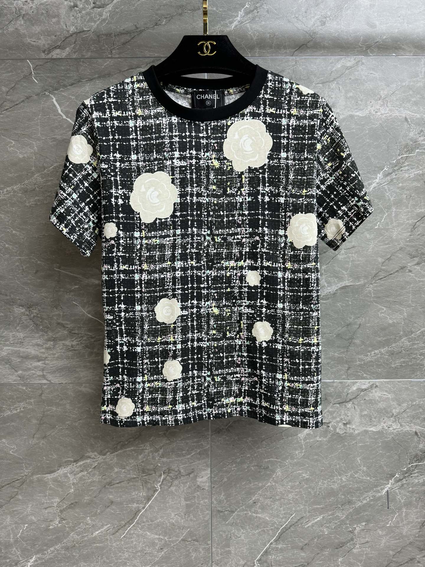 NO:473026,New early autumn style is available. Xiangjia camellia plaid T-shirt 2025 early autumn series. Round neck contrasting collar. Camellia double C plaid printed pattern. Fashionable and fashionable. Customized cotton fabric. Comfortable and skin-friendly and breathable. Normal style. Slim and temperament on the upper body. Full trademark. Size SMl,,chanel,tees, t-shirt,alexander wang.19860909早秋新款上新啦 香家山茶花格纹T恤 2025早秋系列 圆领撞色领口 山茶花双C格子印花图案 配色时髦洋气 定制纯棉面料 舒适亲肤透气 正常版型 上身显瘦又气质 商标齐全 尺码SMl,,chanel,tees，t-shirt,alexander wang,Women's clothing