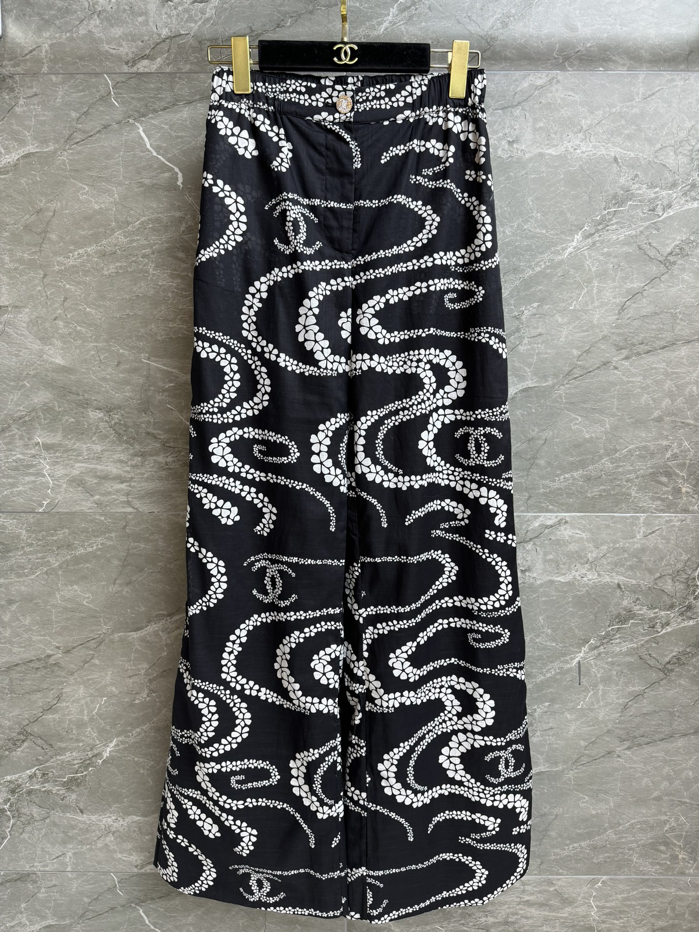 NO:474986,High-version shipped Xiangjia printed wide-leg pants 2025 beach series Elastic elastic waist Camellia petal logo print pattern Black and white color matching fashionable and high-end customized bamboo cotton fabric lightweight comfortable and breathable Straight wide-leg pants style Top body looks slim and temperament Full trademark size SML, chanel, alexander wang19860909高版本出货啦 香家印花阔腿裤 2025沙滩系列 松紧弹力腰头 山茶花花瓣logo印花图案 黑白配色时髦高级 定制竹节棉面料 轻薄舒适透气 直筒阔腿裤版型 上身显瘦又气质 商标齐全 尺码SML,,chanel,alexander wang,Women's clothing