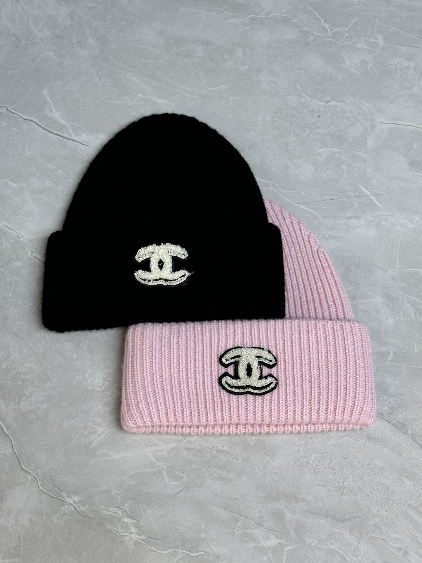 NO:485317,New autumn and winter models are available. Xiangjia Comics Double C Cold Hat 2025 Autumn and Winter Preview Series. Exquisite three-dimensional comics Double C embroidery badge decoration embellishment. Fashionable and high-end. Thick cashmere knitted fabric. Thick, comfortable and warm. Simple and versatile. Super small face. Concave styling artifact. Essential for winter, Chanel, Hats, alexander wang.19860909秋冬新款上新啦 香家漫画双C冷帽 2025秋冬预告系列 精致立体的漫画双C刺绣徽章装饰点缀 时髦高级 粗线羊绒针织面料 厚实舒适保暖 简单百搭 超显脸小 凹造型神器 冬天必备,,chanel,hats,alexander wang,Women's clothing