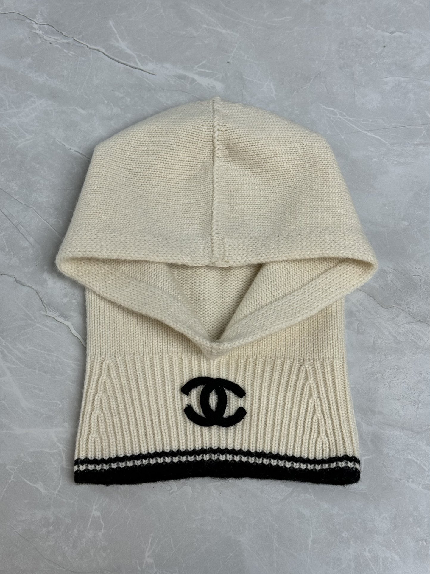 NO:474999,New autumn and winter models are available. Xiangjia Balaclava hat 2025 autumn and winter preview series. Screw design windproof ear protection. Double C logo embroidery. Fashionable and high-end cashmere knitted fabric. Soft and comfortable. Very warm. Versatile and come out. It becomes fashionable in seconds. Chanel, hats, alexander wang.19860909秋冬新款上新啦 香家巴拉克拉法帽 2025秋冬预告系列 套头设计防风护耳 双C标志刺绣点缀 时髦高级 羊绒针织面料 柔软舒适 保暖性极强 百搭又出片 秒变时髦精,,chanel,hats,alexander wang,Women's clothing