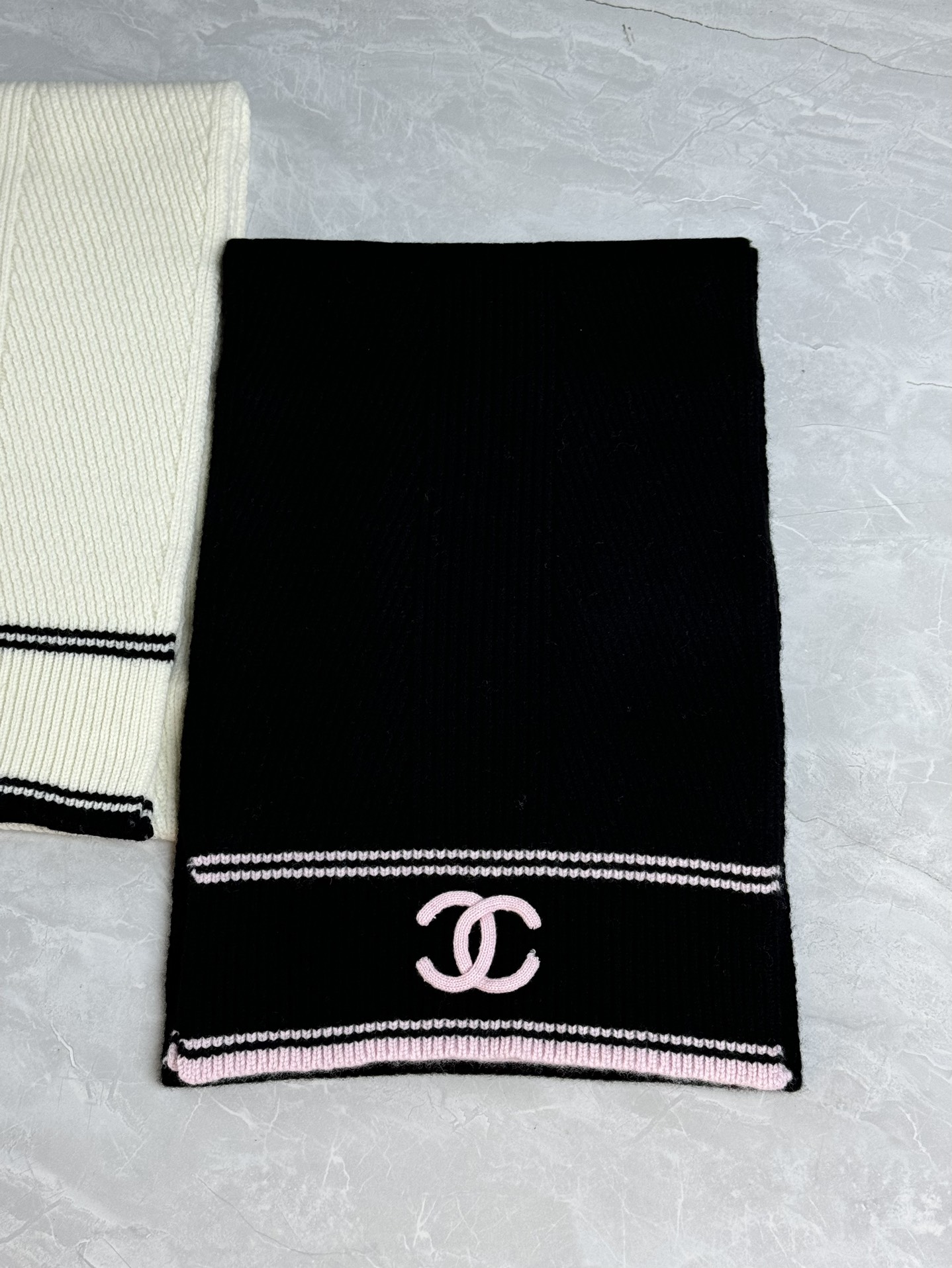 NO:475004,New autumn and winter models are available. Xiangjia Double C Knitted Scarf. 2025 Autumn and Winter Preview Series. Striped Color Bundle. Double C logo embroidery embellishment. Simple and high-end. Cashmere wool blended material. Soft and glutinous texture. Comfortable and warm. Anti-cold and freezing. Fashionable and versatile. Concave styling artifact. Must-have in winter. Chanel, alexander wang.19860909秋冬新款上新啦 香家双C针织围巾 2025秋冬预告系列 条纹拼色 双C logo刺绣点缀 简约高级 羊绒羊毛混纺材质 质感软糯舒适保暖 防寒抗冻 时髦百搭 凹造型神器 冬天必备,,chanel,alexander wang,Women's clothing
