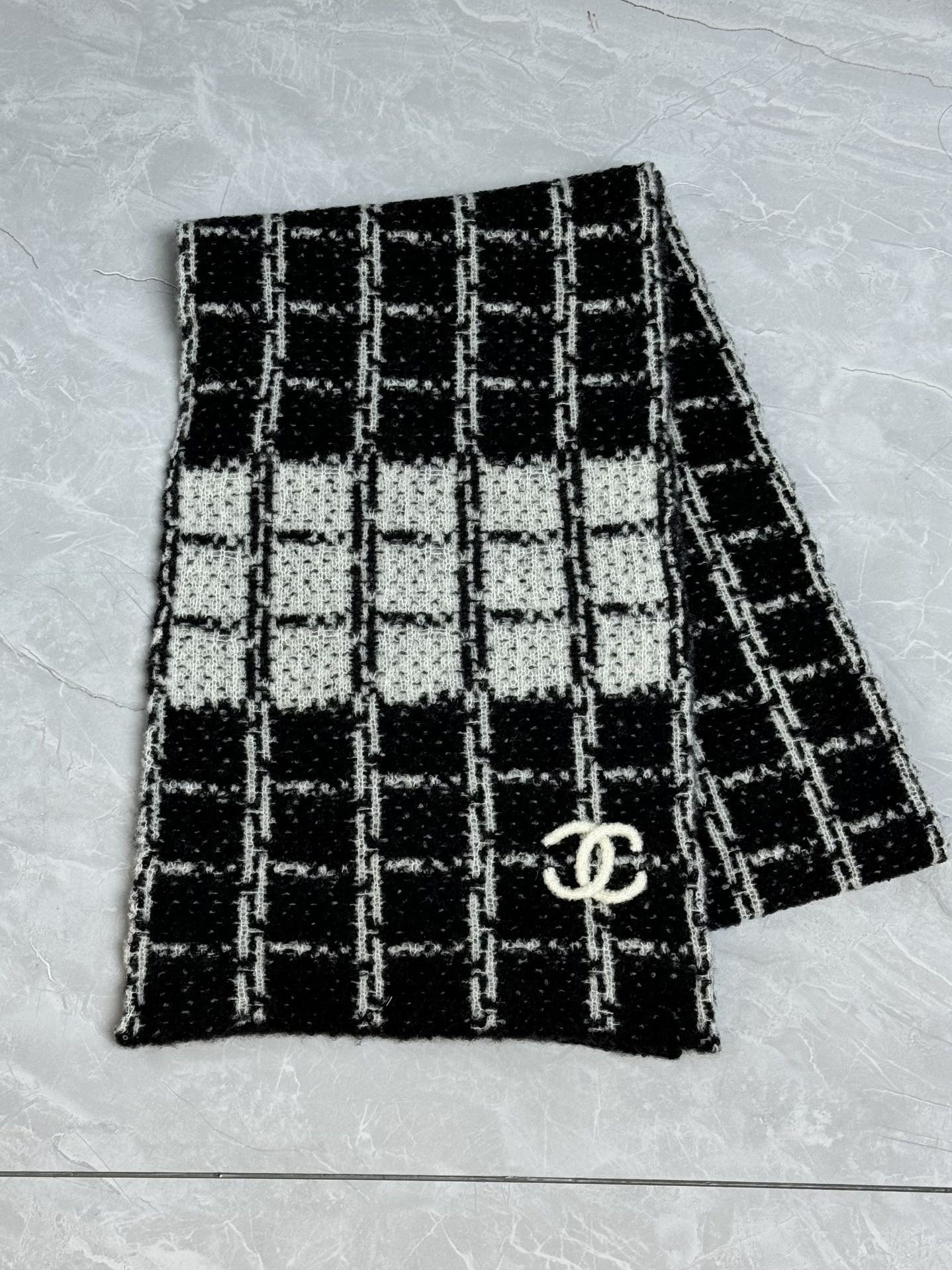 NO:475016,New autumn and winter models are available. Xiangjia plaid knitted scarf. 2025 autumn and winter preview series. Black and white panda color-blocking plaid. Double C logo embroidery embellishment. Full of high-end feel. Cashmere wool and mulberry silk blend material. Lightweight, soft, comfortable and warm. Fashionable and versatile. Concave styling artifact. Must-have in winter. Complete trademarks, chanel, alexander wang.19860909秋冬新款上新啦 香家格子针织围巾 2025秋冬预告系列 黑白熊猫拼色格纹 双C logo刺绣点缀 满满的高级感 羊绒羊毛桑蚕丝混纺材质 轻巧柔软舒适保暖 时髦百搭 凹造型神器 冬天必备 商标齐全,,chanel,alexander wang,Women's clothing