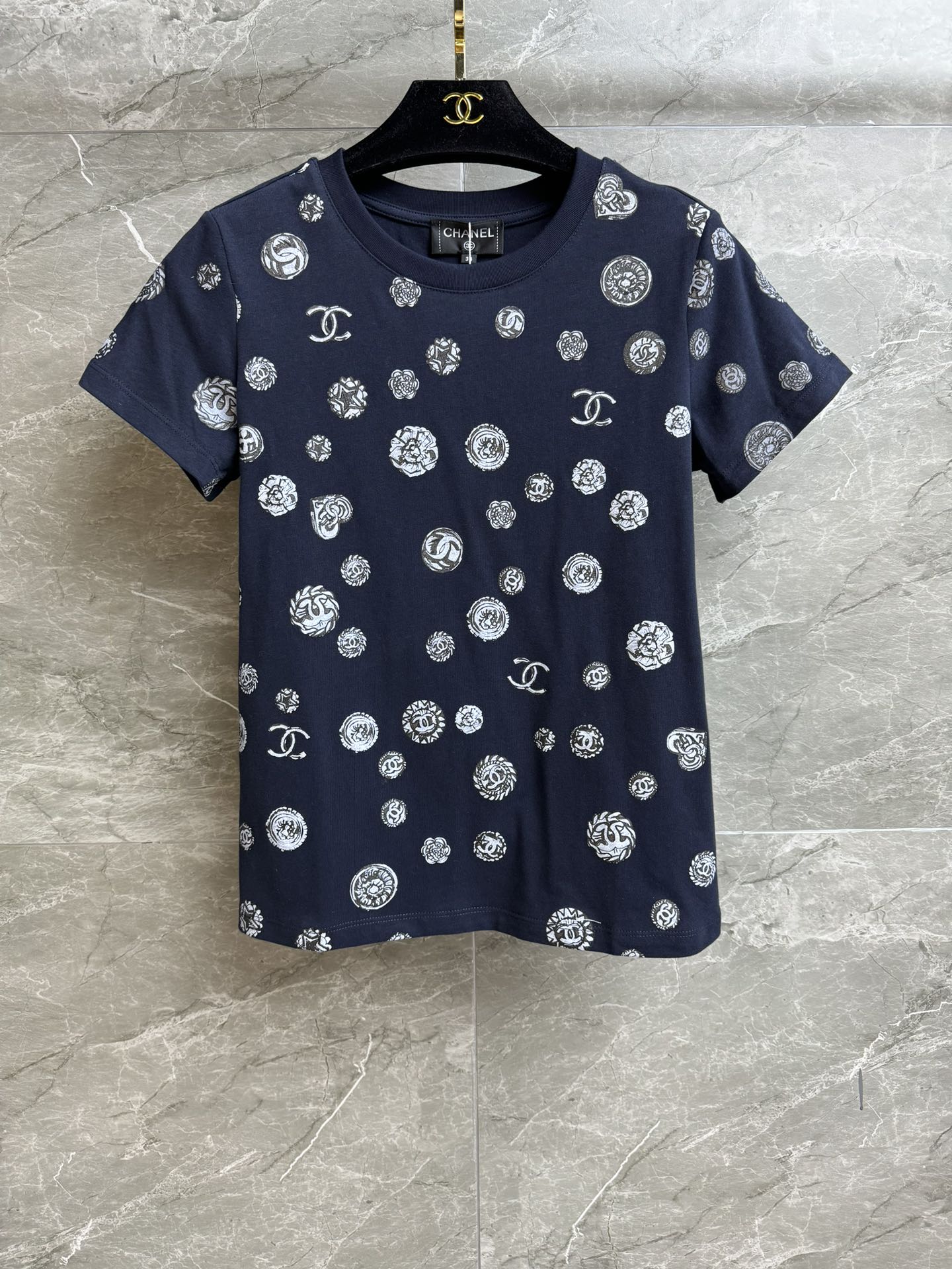 NO:475024,New models for early autumn are available. Xiangjia double C printed T-shirt 2025 early autumn series. Round neckline design. Double C camellia gold coins multi-element printing pattern. Customized cotton fabric. Comfortable and skin-friendly and breathable. Slim fit style. Slim and elegant upper body. Full trademark sizes. SML, chanel,tees, t-shirt,alexander wang.19860909早秋新款上新啦 香家双C印花T恤 2025早秋系列 圆领领口设计 双C山茶花金币多元素印花图案 定制纯棉面料 舒适亲肤透气 修身版型 上身显瘦又气质 商标齐全 尺码SML,,chanel,tees，t-shirt,alexander wang,Women's clothing