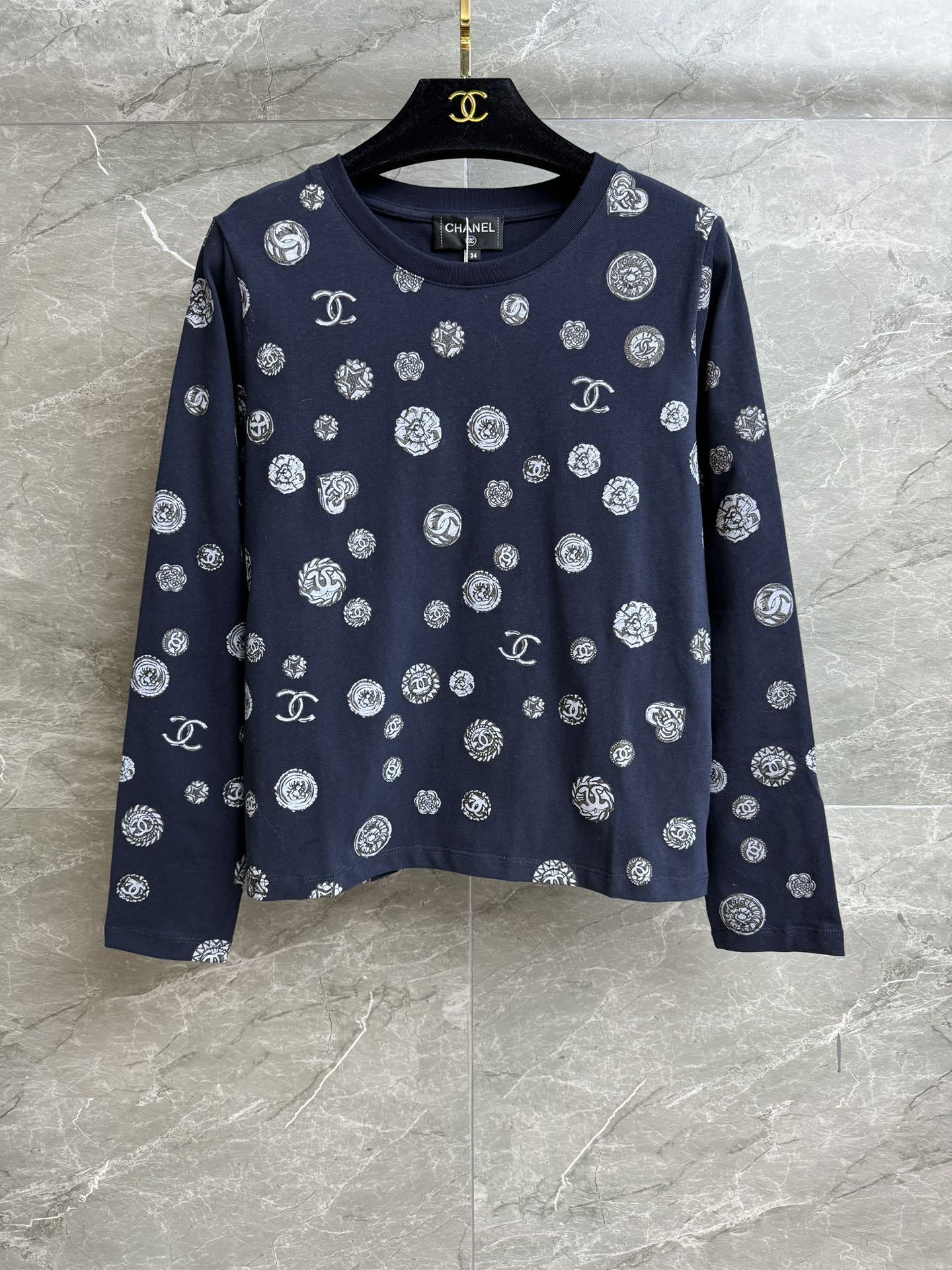 NO:475029,New models for early autumn are available. Xiangjia double C printed long-sleeved T 2025 early autumn series. Round neckline design. Double C camellia gold coins multi-element printing pattern. Customized pure cotton fabric. Comfortable and skin-friendly and breathable. Normal style. Slim and temperament on the upper body. Full trademark. Size SML, chanel, alexander wang.19860909早秋新款上新啦 香家双C印花长袖T 2025早秋系列 圆领领口设计 双C山茶花金币多元素印花图案 定制纯棉面料 舒适亲肤透气 正常版型 上身显瘦又气质 商标齐全 尺码SML,,chanel,alexander wang,Women's clothing