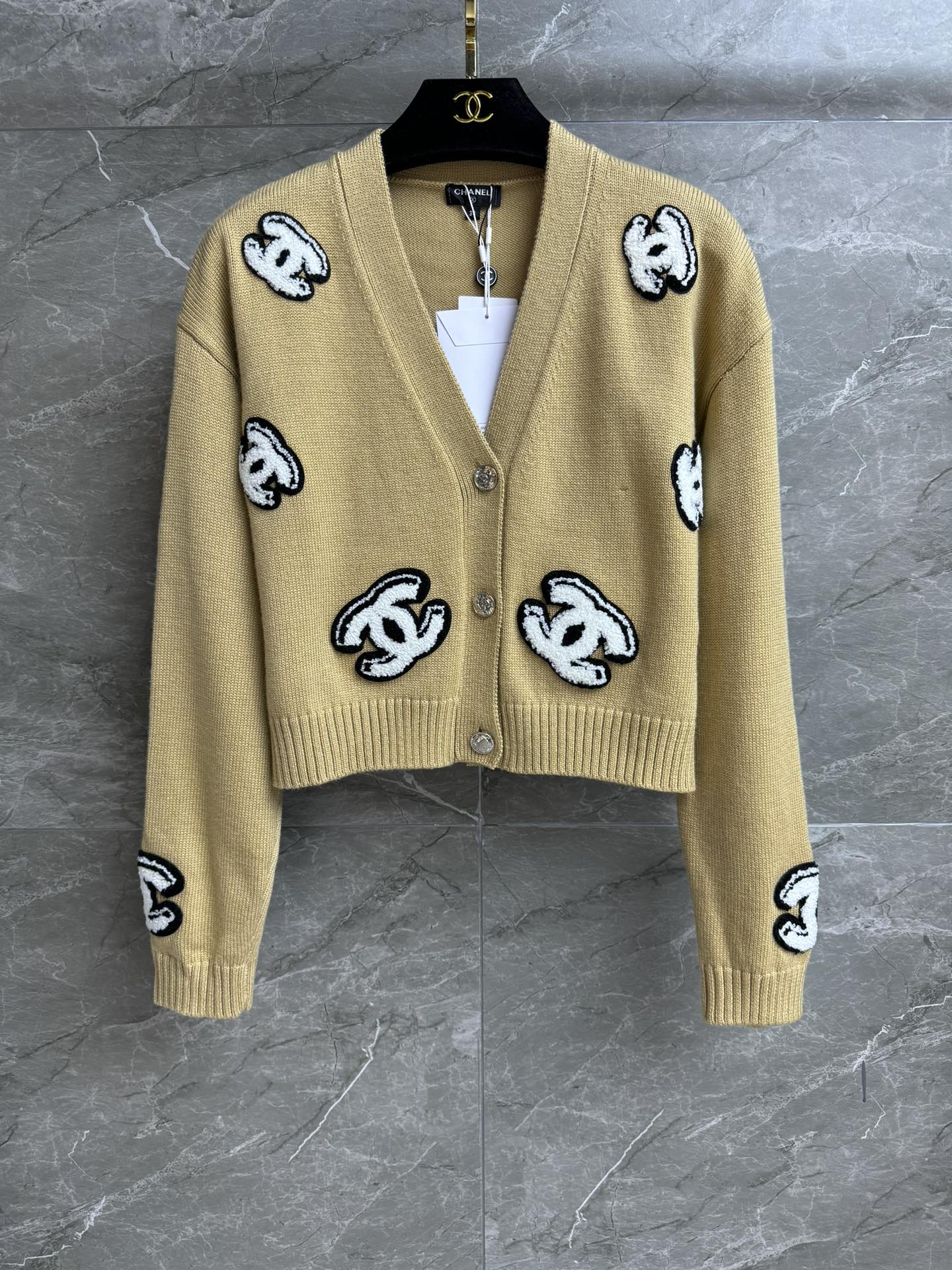 NO:475034,New models for early autumn are shipped. Xiangjia Double C Badge Cardigan 2025 Early autumn series Temperament V-neck neckline Double C embroidery badge decoration Trendy color matching Customized wool knitted fabric Comfortable and skin-friendly Short style Top body slim and temperament Full trademark size SML, Chanel, alexander wang19860909早秋新款出货啦 香家双C徽章开衫 2025早秋系列 气质V领领口 双C刺绣徽章装饰 配色时髦洋气 定制羊毛针织面料 舒适亲肤 短款版型 上身显瘦又气质 商标齐全 尺码SML,,chanel,alexander wang,Women's clothing