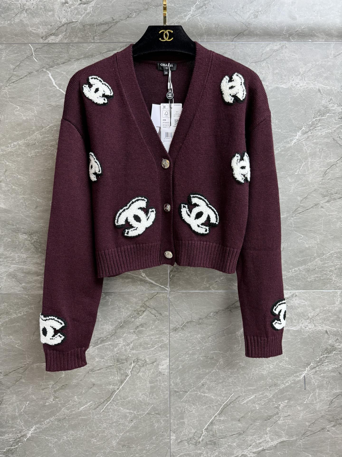 NO:475039,New models for early autumn are shipped. Xiangjia Double C Badge Cardigan 2025 Early autumn series Temperament V-neck neckline Double C embroidery badge decoration Trendy and fashionable color matching Customized wool knitted fabric Comfortable and skin-friendly Short style Top body looks slim and temperament Full trademark size SMl, chanel, alexander wang19860909早秋新款出货啦 香家双C徽章开衫 2025早秋系列 气质V领领口 双C刺绣徽章装饰 配色时髦洋气 定制羊毛针织面料 舒适亲肤 短款版型 上身显瘦又气质 商标齐全 尺码SMl,,chanel,alexander wang,Women's clothing