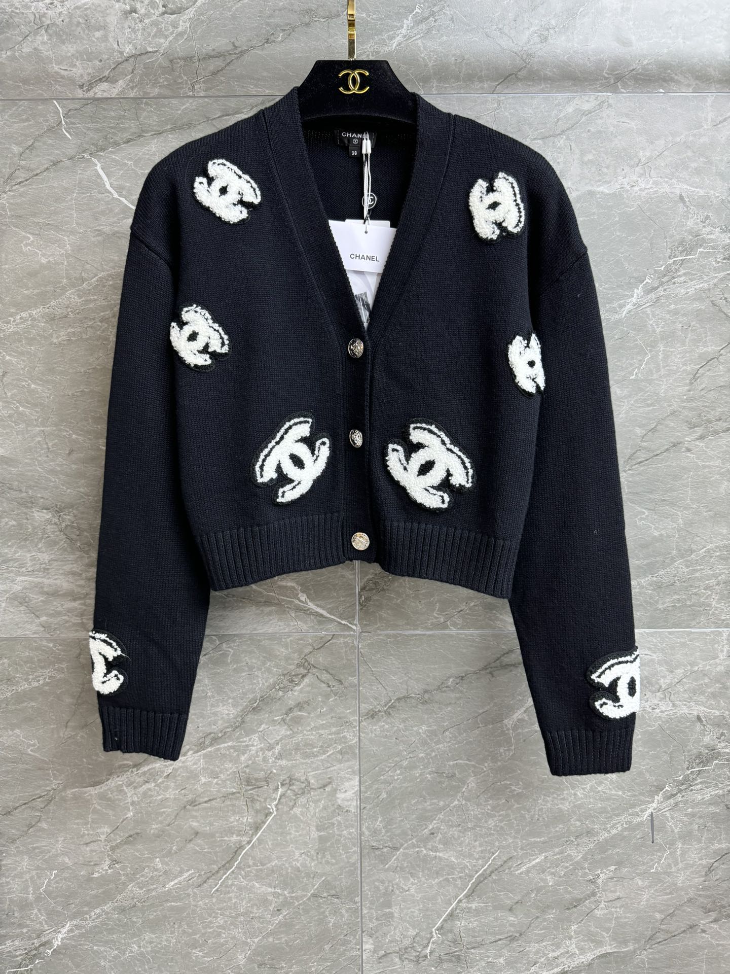 NO:475043,New models for early autumn are shipped. Xiangjia Double C Badge Cardigan 2025 Early autumn series Temperament V-neck neckline Double C embroidery badge decoration Trendy color matching Customized wool knitted fabric Comfortable and skin-friendly Short style Top body slim and temperament Full trademark size SML, Chanel, alexander wang19860909早秋新款出货啦 香家双C徽章开衫 2025早秋系列 气质V领领口 双C刺绣徽章装饰 配色时髦洋气 定制羊毛针织面料 舒适亲肤 短款版型 上身显瘦又气质 商标齐全 尺码SML,,chanel,alexander wang,Women's clothing